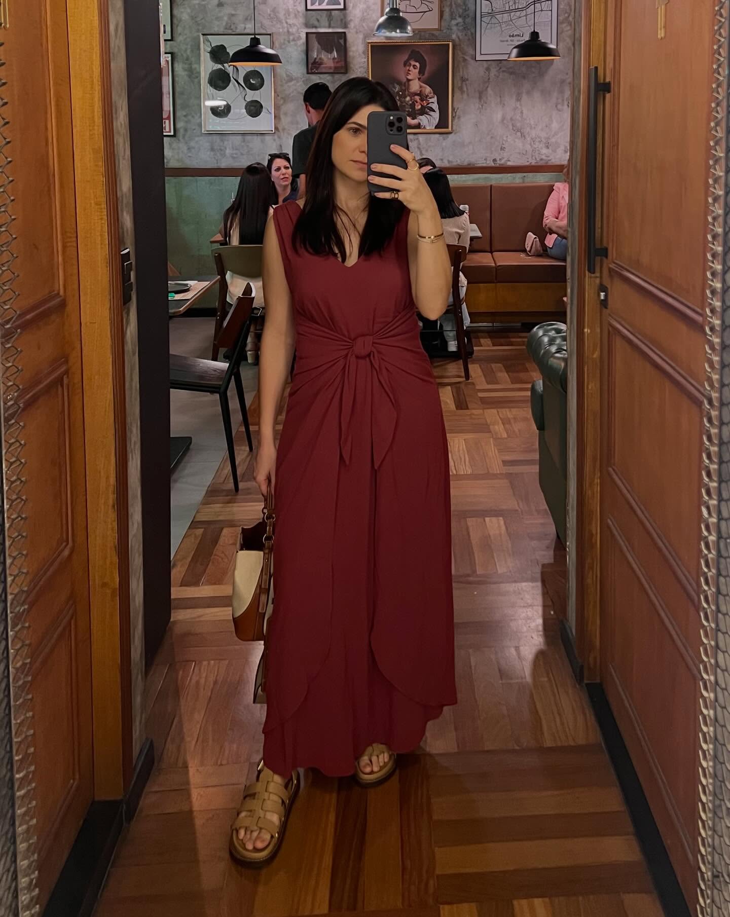 Quero falar algo pra você, mulher, que se importa com sua imagem, que se importa com o belo:
✨Se apegue a sua essência. Pois, pode não parecer, mas é fácil deixar que ela se afaste de você, muitas vezes se comparando e se colocando pra baixo.✨
Por outro lado, também é fácil julgar e diminuir os outros, achar que tudo que você faz é o melhor.
Meu conselho pra você é: olhe mais pra você. Evolua dentro da sua essência. Se mantenha firme a quem você é. Mas se quem você é não te agrada então mude! Mas não deixe de evoluir. Busque seu melhor.
E lembre-se: sua imagem e estilo tem que acompanhar sua evolução.
👉🏼 Sua imagem e estilo estão acompanhando sua evolução?
…
#consultoriadeestilo #consultoriadeimagem #imagemeestilo #consultoriadeimagemeestilo #estilopessoal