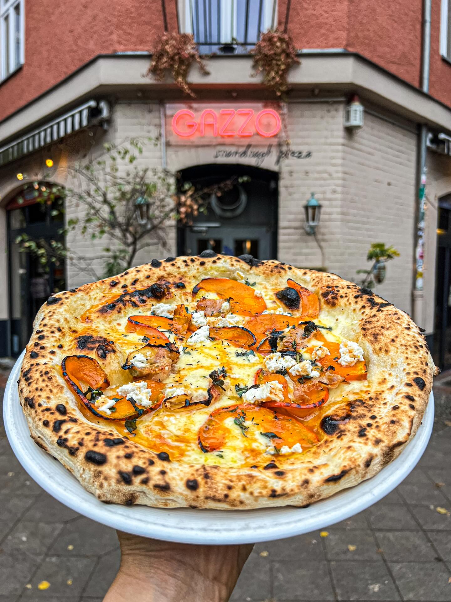 🎃🍂🍁Pumpkin special: Roasted Hokkaido Pumpkin from Spreewald, guanciale (herb cured pork jowl), buffalo ricotta, sage, local mozzarella, hot honey 🍯 🔥
It’s a classic for us. We had it on the menu since the first year, but were constantly doing small tweaks to make it even better. This year, we changed the normal honey to hot honey 🌶️🍯
We get the honey from @_beeinberlin . Felix makes honey in Berlin-Karlhorst. We cook it with different chilis to give it a complex sweet chili flavor. Goes so well with the herby guanciale 🤤
We’re nearing the end of the pumpkin season. As soon as the nights get frosty, the season is over ❄️ Get it while you can 😘