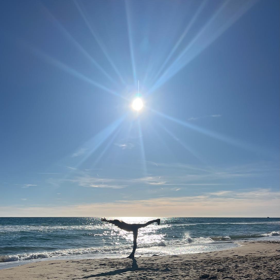 S’aligner avec la lumière et absorber son énergie, son prana, est une technique ancienne de l’enseignement yogique pour nourrir son corps et son âme.
De même que respirer consciemment et avec toutes vos facultés physiques, poumons ET ventre, assouvira votre soif par la simple humidité de l’air.
Ainsi, les yogis nous rappellent que la lumière est nourriture, que le souffle est eau,
et que la conscience, lorsqu’elle s’unit à eux, devient le plus sacré des festins.
.
.
.
#prana #energie #yogalife #suryayoga #pranayama #wisdom #mindfulness #energyfuel #foodforthought #foodforthesoul