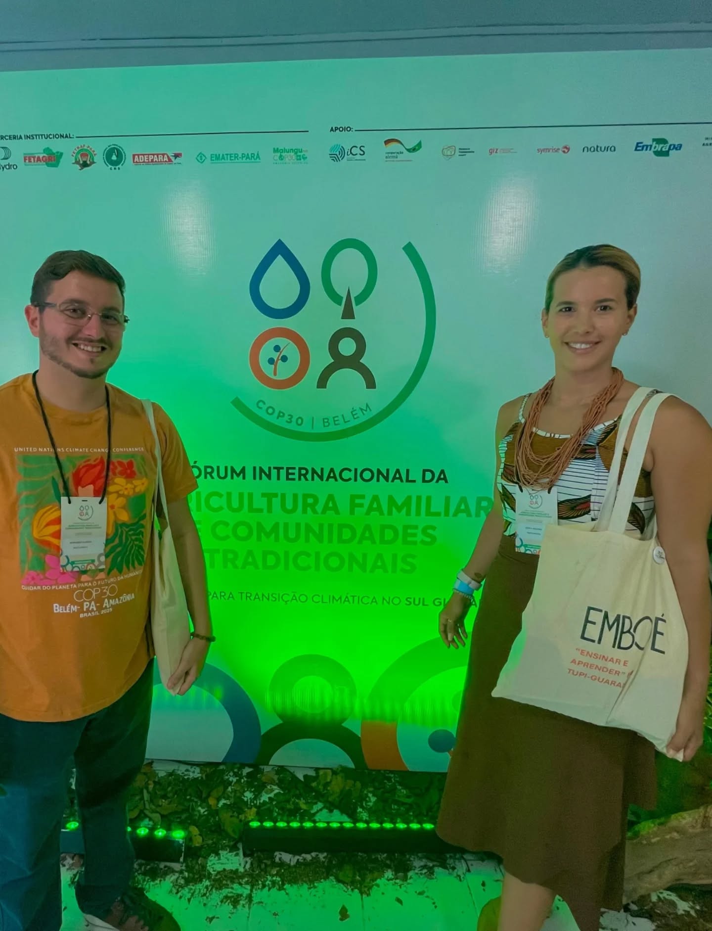 Dia 4 na COP 30
Começamos o dia presentes no Fórum Internacional da Agricultura Familiar e Comunidades Tradicionais, e foi emocionante ver movimentos sociais, a SEAF, o governo federal e tantos parceiros reunidos em um só espaço, discutindo caminhos reais para fortalecer quem está na linha de frente da conservação e da produção sustentável.
À tarde, seguimos para a Casa Sul Global, onde acompanhamos a apresentação sobre “Diretrizes para o Financiamento Climático” ao lado de nossos parceiros do Fundo @mizizidudu. Também conhecemos a @iniciativapipa e construímos entendimentos fundamentais para que o financiamento climático chegue de verdade à base, onde o caminho passa pelos Fundos Comunitários.
Encerramos o dia com o Porongaço, celebrando, fortalecendo e apoiando uma causa profundamente relevante para a Amazônia e para os movimentos sociais que a defendem todos os dias.
Seguimos presentes, conectados e comprometidos com uma COP que coloca as pessoas no centro da agenda climática.
#somosemboé #emboenacop30 #cop30nopará #COP30 #Pará #agriculturafamíliar #produçãosustentável #Amazonia #fundoscomunitários #fundoquilombola #porongaço #parceiros