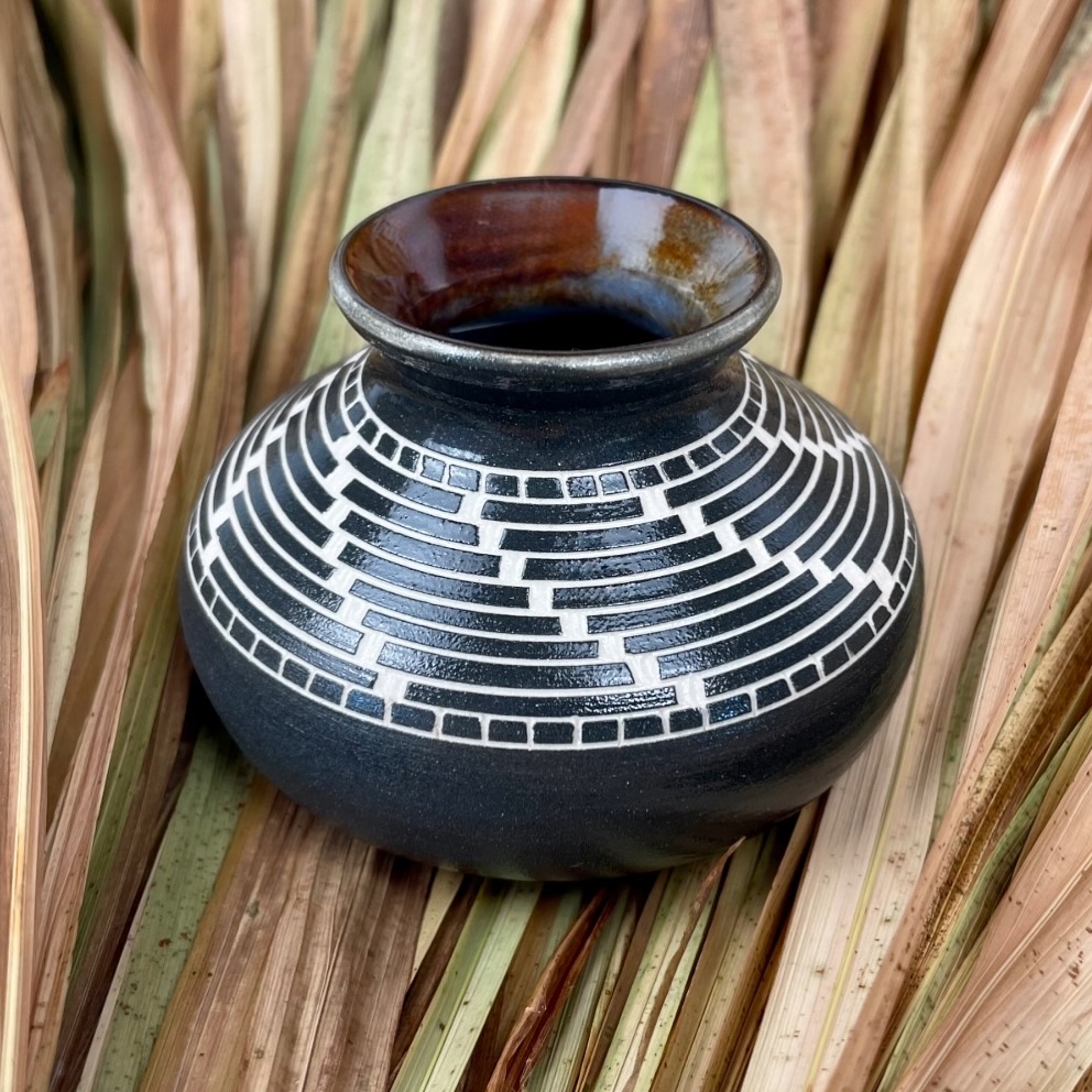 🌿 Edgelands is excited to present our new exhibition Patrick Leach: St’át’imc Ceramics from the Pacific Northwest 🌿
Join us as we take you on a journey from the Snuneymuxw First Nation territories at the heart of the Salish Sea, to the mountainous homelands of the St’át’imc First Nation, through a stunning range of vessels by artist and ceramicist Patrick Leach.
Patrick’s ceramics are known for their cloud-like interior glazes, blazing bands of colour and black, sgraffitoed exteriors. His vessels also feature geometric patterns associated with Interior & Coast Salish basketry and motifs inspired by ancient red ochre pictographs.
From cultural practices such as dip-net fishing to formline carving, Patrick’s works express the inextricable links between cultural continuity and the ongoing vitality of ecosystems across the Pacific Northwest.
At Edgelands, we are delighted to welcome Patrick’s work to Europe for the first time. We invite you to enjoy this new collection of vases and bowls online and by-appointment on the beautiful #isleofgigha
.
.
.
.
.
🔸 Patrick Leach, Basket Weave (2024), Hand Carved Ceramic Vase © Edgelands Gallery and Cultural Centre
▫️#finearts #handmadeceramics #potterylife #lovetheland #plantlovers #instascotland #instaart #salishweaving #potterylove #basketmaking #woven #cedarweaving #handmadegifts #artcollector #handmade #ceramicartist #visitgigha #edgelands ▫️