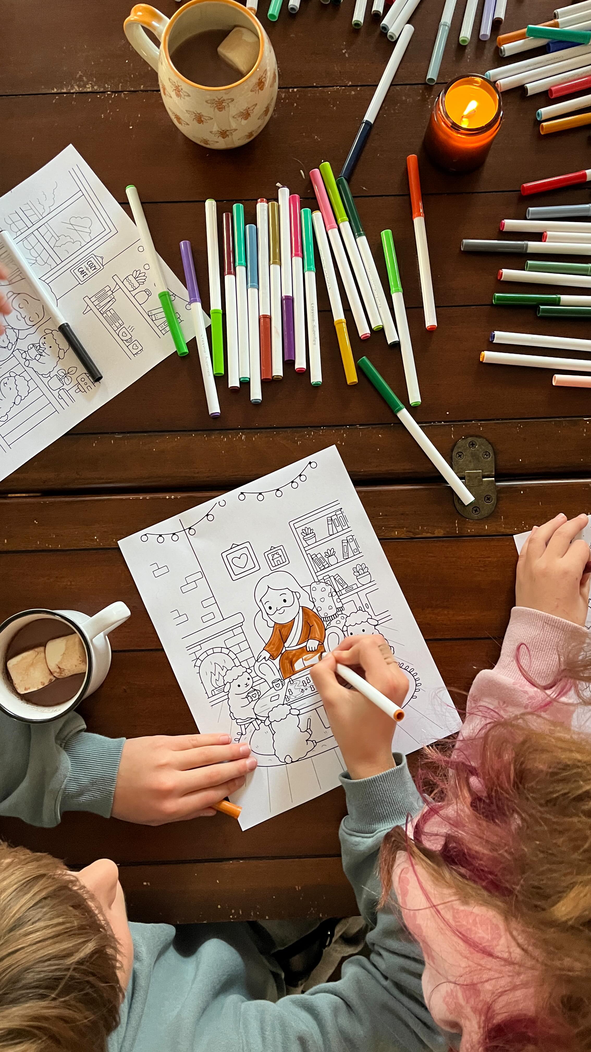 Samedi après-midi cozy avec nos amis d’amour:
Coloriages, chocolats chauds et petit feu de foyer.