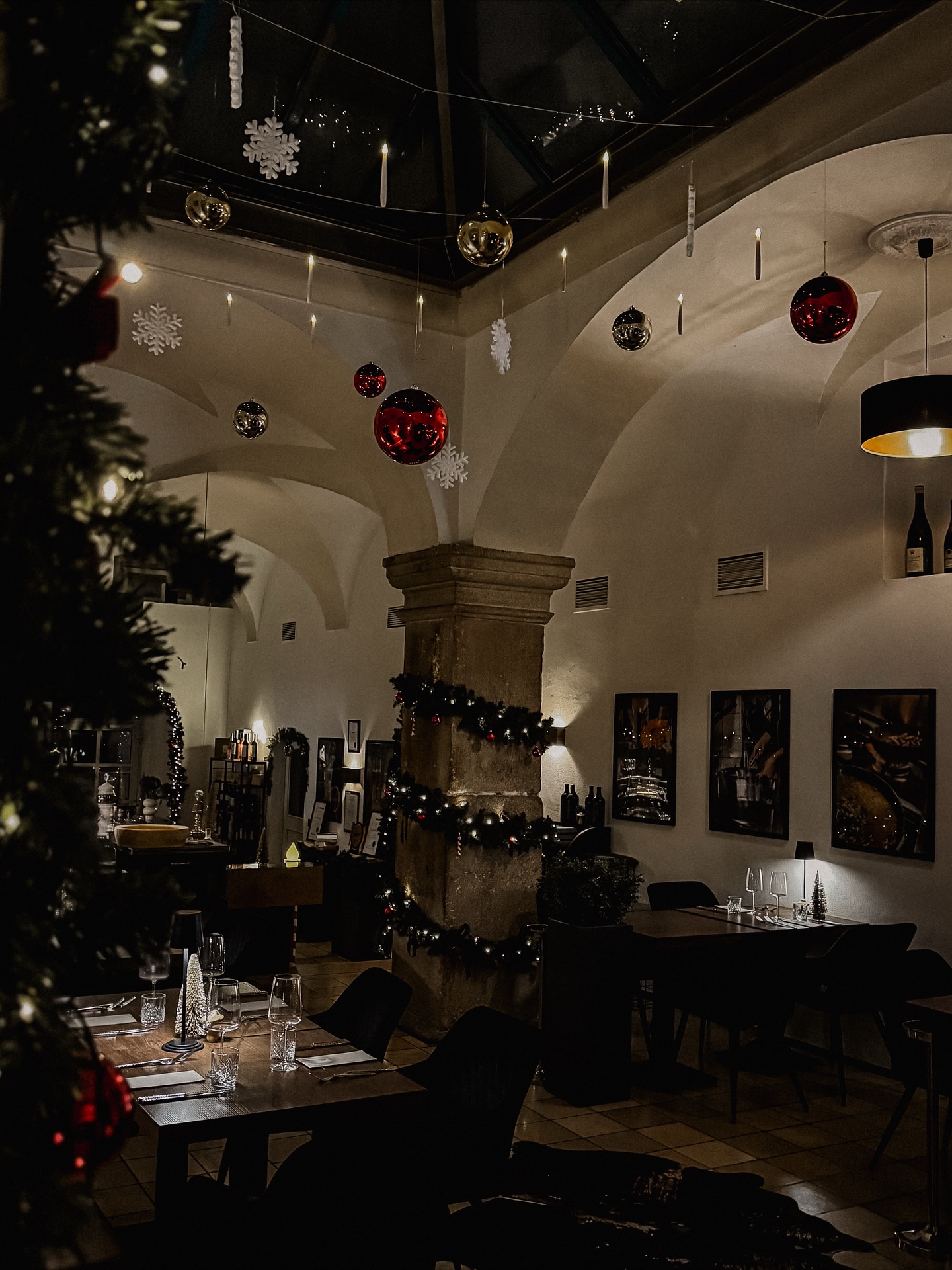 Coziness is arrived in 3,2,1…. 🎄
Nach 2 Tagen dekorations Fieber steht nun endlich unser diesjähriges Winterwunderland! Nach 5 Jahren haben wir uns mal für einen ganz neuen Weihnachts Look entschieden! 🤶🏼
Wir sind Ready! Ihr auch ?
#zwo20passau #restaurant #cozy #winter #winterishere #christmas #christmasmagic #passau #interiordecor #passauliebe #dinner #dinnerdate