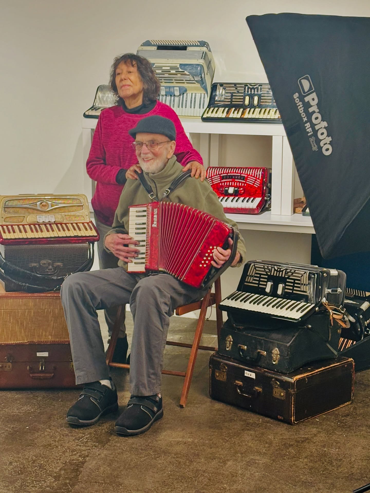 This week is the last week to see Collect Call 6! Gallery Hours are Thurs-Fri 10am-5pm and Sat-Sun 11am - 5pm. We’ve already celebrated the Tavera’s wall but here’s a special moment of Xavier taking Tina’s parent’s portrait 🥹.