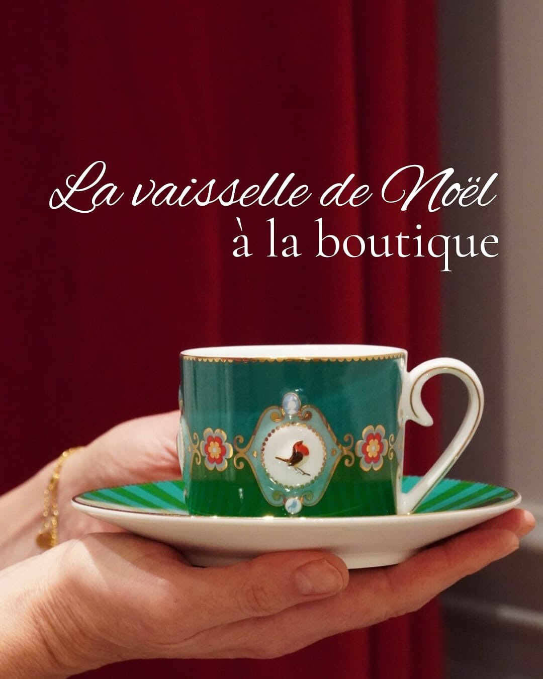 🎄✨ Es tu fan de vaisselle de Noël ? ✨🎄
Cette année, le tea time se pare de couleurs joyeuses et de rayures chics ! Rouge profond, vert sapin, dorures et petits détails rétro composent un décor festif tout en élégance 🎁💫
Ma sélection coup de cœur réunit mes chouchous : la fantaisie de Pip Studio, l’humour so british d’Yvonne Ellen 🐘🐦, et la délicatesse poétique de Laetitia Fauchère 🌸💖
De la porcelaine fine, des tasses pleines de caractère pour un tea time de Noël haut en couleur… à tous les prix 🎅☕️
Toutes les collections sont à retrouver et à shopper sur notre site internet, lien en bio ⬆️
Alors, quelles sont tes couleurs préférées pour les fêtes ? ✨
#ChristmasVibes #TeaTimeDeNoël #PorcelaineFine #PipStudio #YvonneEllen #LaetitiaFauchère #BetjemanAndBarton #BoutiqueTours #IdéesCadeaux #TableDeFête #NoëlÉlégant #ColorfulChristmas