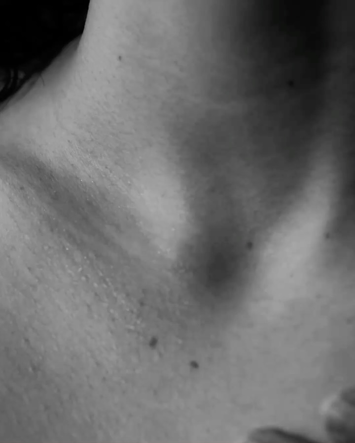 Soothing Essence 〰️ Dreamy Romance
Evoking self-compassion and love, for those who cherish the calming qualities of our Seaweed & Oats 🌿🌾
#bymnēseaweedandoats #gentle #soft #care