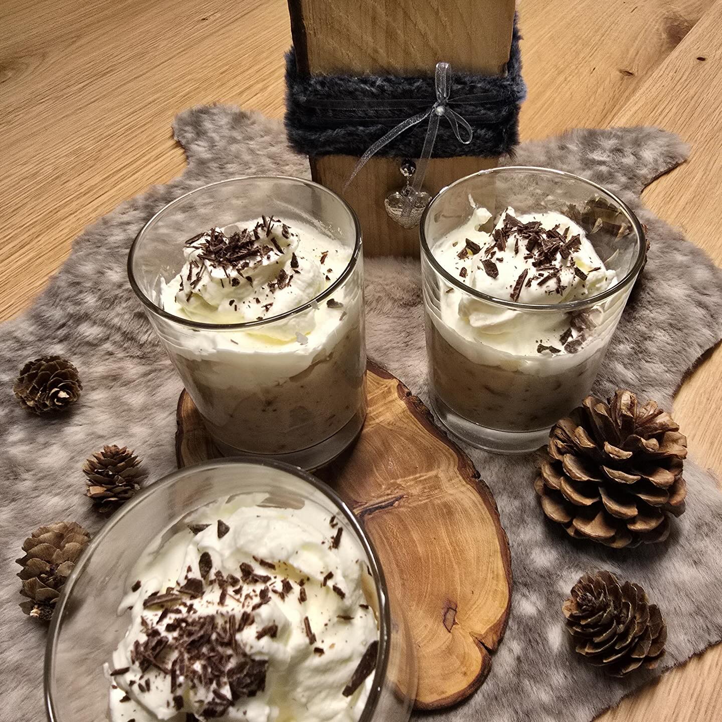 Maroni Mousse
Ein echter Schweizer Klassiker.
Besonders im Herbst gehört Maroni-Mousse (wie Vermicelles) fest zur Schweizer Dessertkultur.
Zutaten:
300g tiefgekühltes Maroni Püree (aufgetaut)
2 EL Kirsch
1.5 dl Rahm
1 Eiweiss
1 Prise Salz
20 g Zucker
25 g dunkle Schokolade, klein gehackt
Zum Servieren:
Schlagsahne
Schokostückchen
Zubereitung:
Maronipüree mit Kirsch gut verrühren. Den Rahm steif schlagen.
Das Eisweiss mit einer Prise Salz steifschlagen. Unter Rühren den Zucker langsam hinzufügen und weiterschlagen bis die Masse sehr fest ist und glänzt.
Rahm und Eischnee sorgfältig unter das Maronipüree heben. Zum Schluss die gehackten Schokostücke unterheben, das Mousse in Gläser füllen und zugedeckt im Kühlschrank für einige Stunden kühlstellen.
Vor dem Servieren Schlagsahne auf das Mousse geben und mit Schokostückchen dekorieren.
En Guete!
#thekitchenwitches #maronimousse #dessert #selbstgemacht #einfachundlecker #chestnuts #chestnutmousse #kastanienmousse #homemade #nachtisch