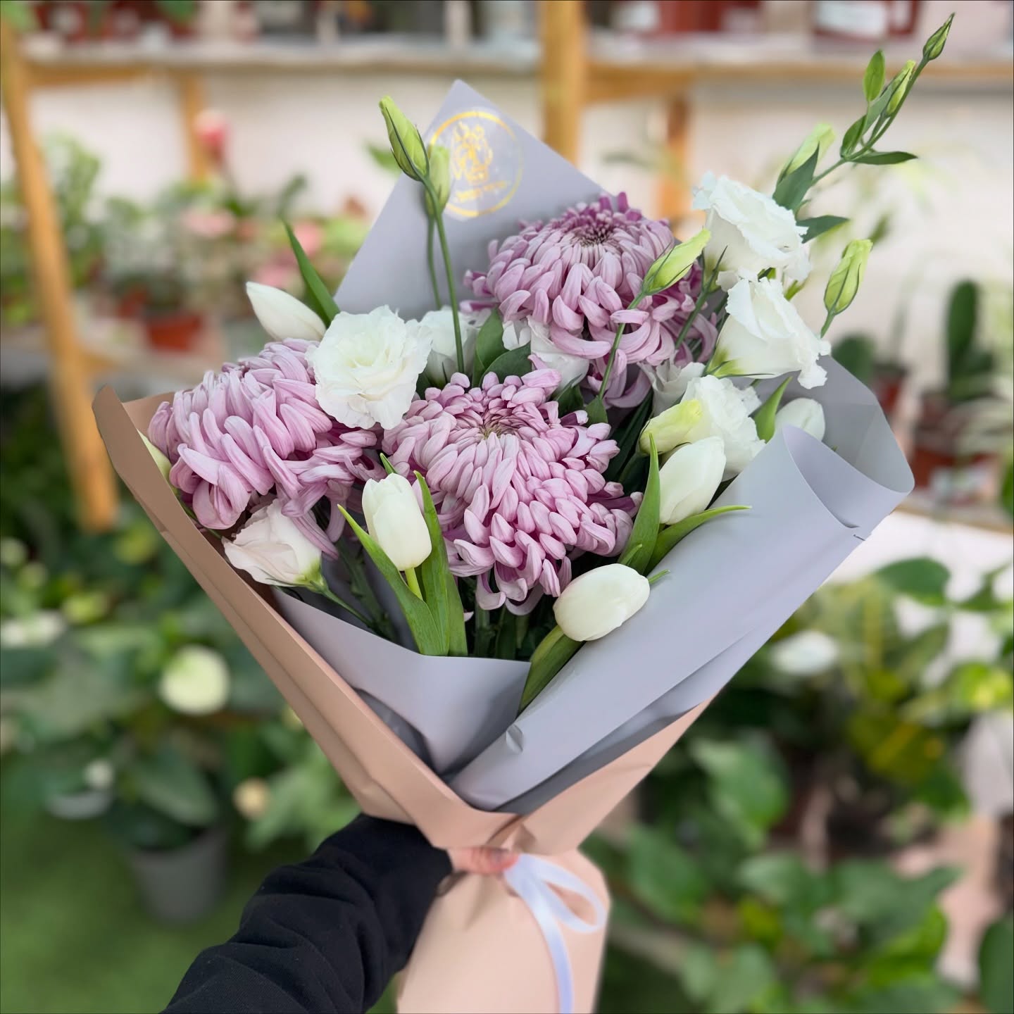 הפרח הגדול הזה בגוון לבנדר עדין שכולם עוצרים לשאול עליו — זו חרצית ראש 💜
פרח אלגנטי ומרשים במיוחד, עם עלי כותרת צפופים שנפתחים כמו כדור מושלם 🌸
היא מחזיקה מעמד המון זמן, מוסיפה נפח לכל זר, ונראית פשוט מלכותית✨