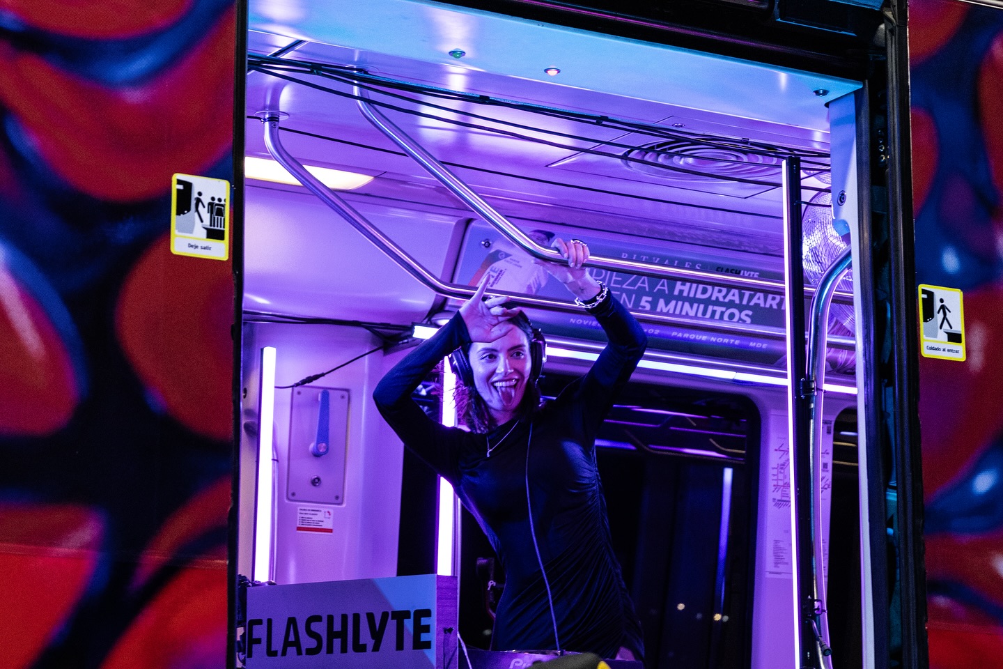 Pre-Ritvales #Flashlyte
La capital antioqueña ya palpitaba al ritmo del festival de música electrónica más grande al aire libre del país, y la energía electrizante se desató en un evento exclusivo y lleno de misterio: el Pre-Ritvales.