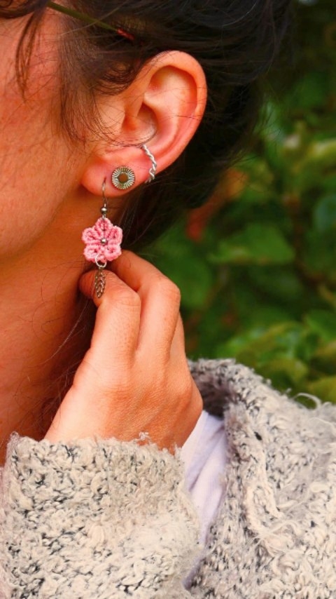 🌞 Les coulisses des shootings photos sont pas toujours super glamour 😅
🌿 Mais le principal c'est le résultat non ? 🤗
🌈Vous pouvez retrouver toutes ces beautés en différentes couleurs sur mon site internet ! Et en plus c'est hypoallergénique pour les oreilles sensibles 😉
👉Lien en bio
#bijouxcolorés #bijouxoriginaux #bijouxmacrame #bijouxboheme #ideecadeaubijoux #bijouxfemmes #bijouxcreateur #faitmainavecamour #faitenfrance🇫🇷 #collierpierrenaturelle #bouclesdoreilleselegantes