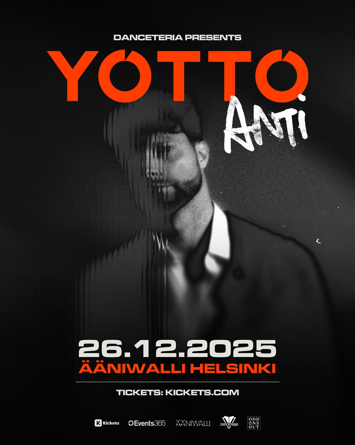 𝐃𝐚𝐧𝐜𝐞𝐭𝐞𝐫𝐢𝐚 𝐩𝐫𝐞𝐬𝐞𝐧𝐭𝐬 𝐘𝐎𝐓𝐓𝐎 — 𝐀𝐍𝐓𝐈
26.12.2025 / Ääniwalli, Helsinki
”Viime aikoina moni keikka on tuntunut vähän samalta. Enemmän valoja, paljon ledinäyttöjä, isompi lava, isompi show. Se on siistiä ja mä tykkään siitäkin, mut välillä tulee olo, että on ikävä jotain. 𝐀𝐍𝐓𝐈 on mun tapa ottaa askel taakse ja aloittaa puhtaalta pöydältä. Se on saanut kipinänsä niistä varastoreiveistä ja pimeistä huoneista, joita itse fiilistelin ja romantisoin joskus nuorempana. Silloin se juttu oli pari savukonetta, laserit, stroboja ja musa puhu puolestaan. Ei mitään ylimääräistä.
𝐀𝐍𝐓𝐈 on paluu siihen, mistä kaikki lähti. Klubituksen ytimeen, musiikkiin ja niihin ihmisiin, jotka on samalla lattialla tanssimassa ja fiilistelemässä samaa hetkeä. Raaka ja intiimi tila missä voidaan uppoutua musaan ja olla läsnä. Tulossa myös uutta musaa, joka on tehty just tätä varten.
Nähdään Ääniwallissa 26.12. ❤️”
– 𝐘𝐎𝐓𝐓𝐎
Liput myynnissä nyt! Linkki lippuihin biossa🎟️