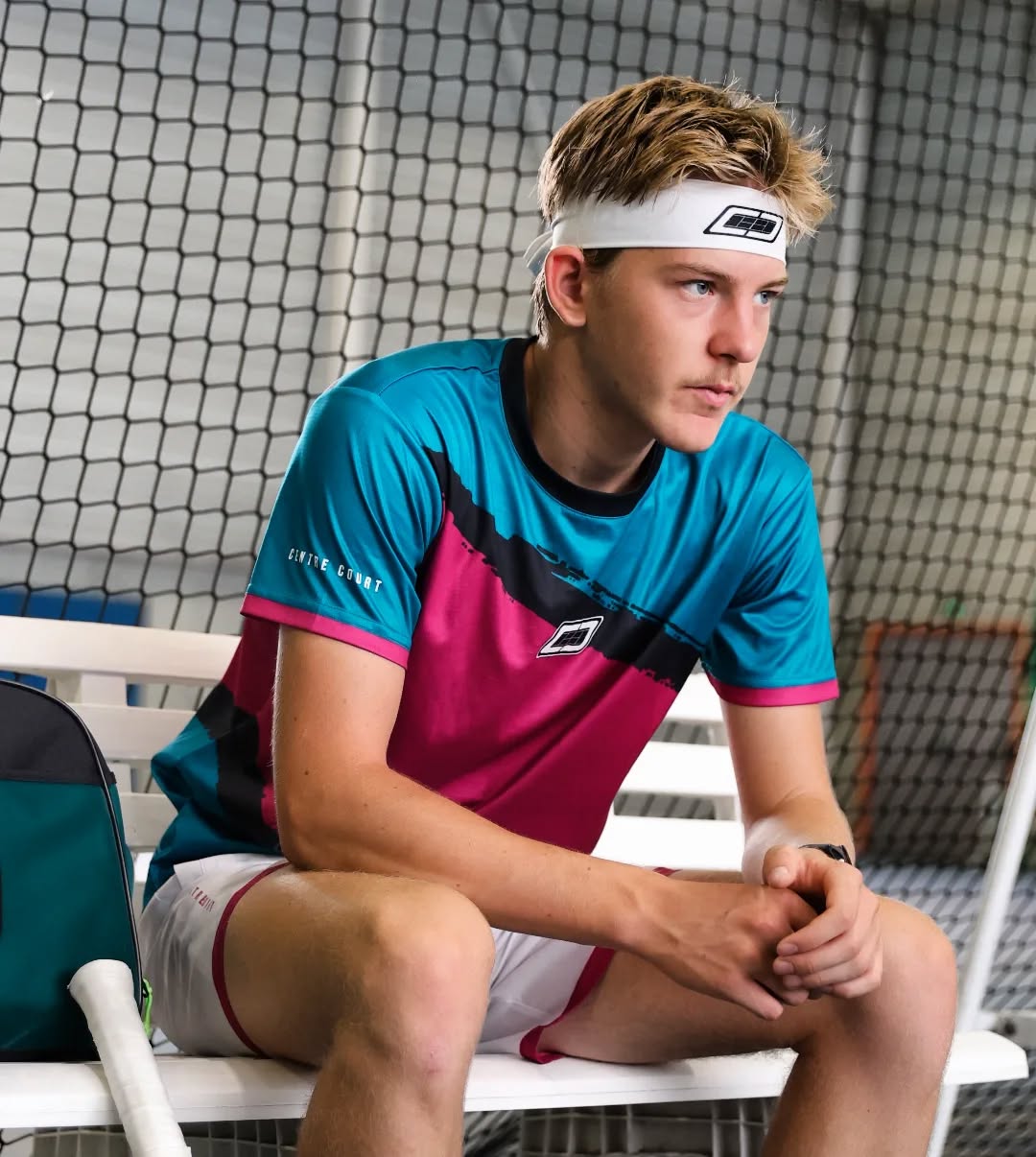 CE PETIT MOMENT DE CALME AVANT LA TEMPÊTE (SUR LE COURT)...
ROCK'N'ROLL TENNIS IS NOT DEAD 🎾🎸
@alius_ytb PORTE LA TENUE REBEL.
EN VENTE EN EXCLUSIVITÉ SUR NOTRE SITE EN ÉDITION LIMITÉE.
SHOP NOW !
WWW.CENTRECOURT-TENNISAPPAREL.COM
CENTRE COURT TENNIS APPAREL EST UNE MARQUE FRANÇAISE 🇫🇷
🎾@alius_ytb
📷@focalefinelle