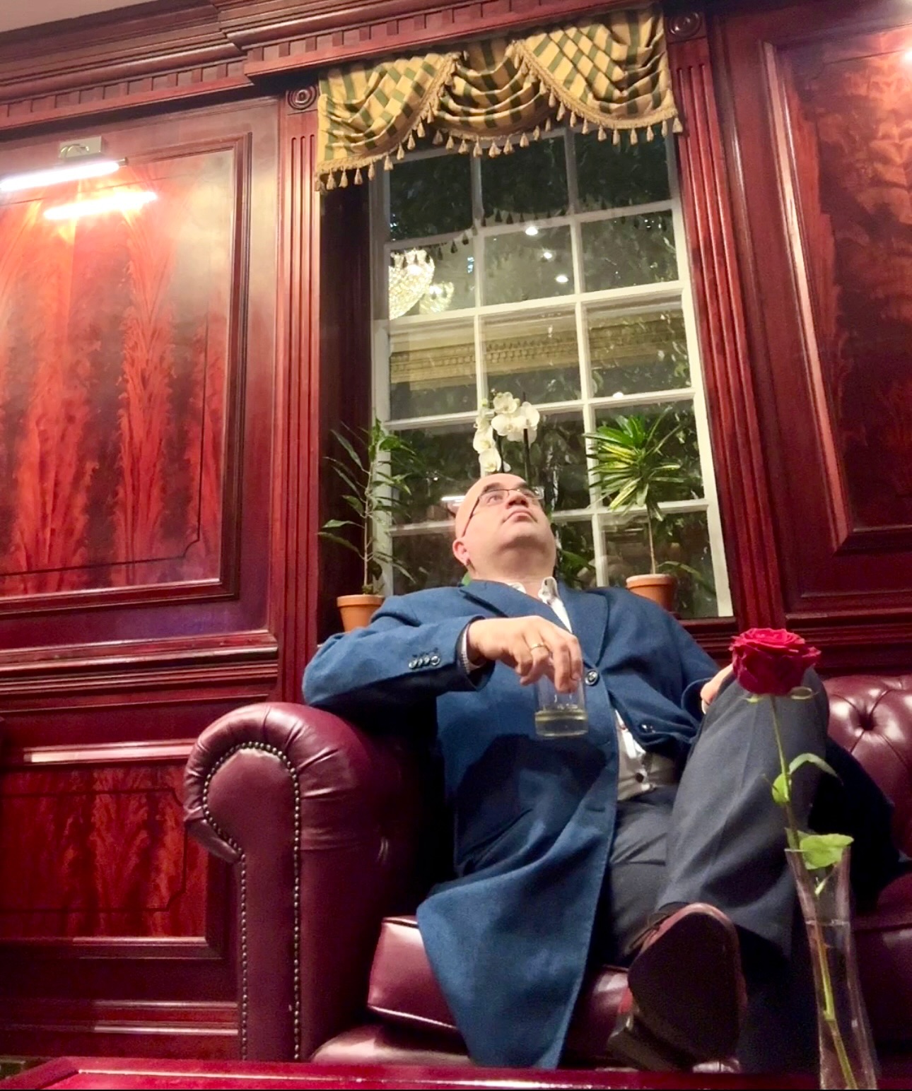 From the calm of the Chesterfield to the focus of the consultation room —
capturing moments that tell a bigger story.
Stay tuned… the next chapter unfolds soon.
#OnSet #behindthescenes #SkinSurgeon #LaserMedicine #BAAPS #ProfessionalLife #AestheticSurgery #ConsultingStyle #lumenis