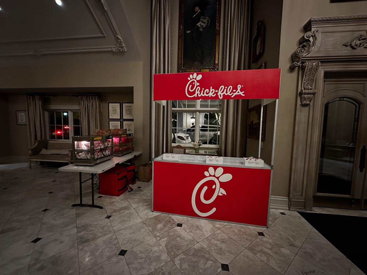 Love at first bite 🐓 🍟 🤍 Your happily ever after deserves a tasty ending! Our food kiosks are the perfect addition to any celebration! 📧 info@dontmissabeatevents.com 📧
#dontmissabeat #dontmissabeatevents #foodkiosk #foodkiosks #weddingfastfood #fastfood #chicfila #parkchateauwedding #parkchateaueastbrunswick #parkchateau #parkchâteauestateandgardens #weddingtogo #weddingtogofood #latenightsnack #midnightsnack #latenightbites #weddingfavors #njwedding #njweddingideas #weddingideas #weddingexit