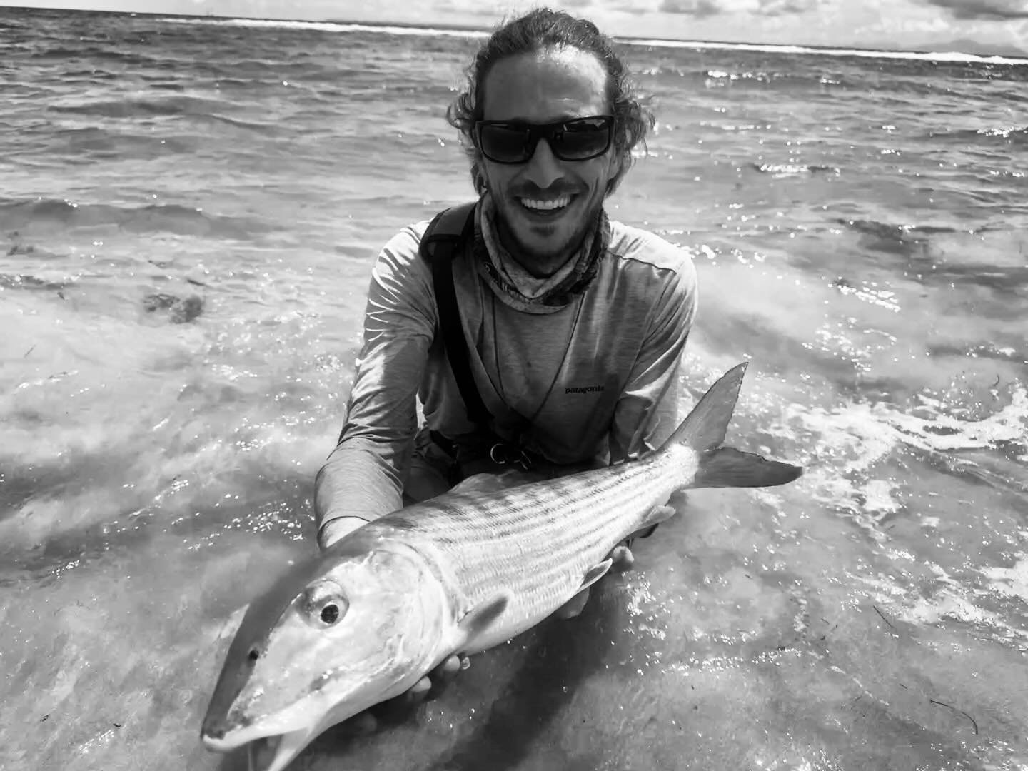 Berceau de légendes….
Nouveau terrain de jeu pour de nouvelles rencontres !
Après un certain temps passé dans l’Ocean Indien, à profiter de sublimes aventures en eau douce et en eau salée, nous avons récemment migré vers le grand Ouest… direction Les Caraïbes !
Berceau de la pêche à la mouche en mer, où les légendes de cette technique ont écrit l’histoire. J’ai encore un certains nombres de récits en tête qui me faisait rêver alors que j’étais adolescent passionné de pêche à la mouche.
Aujourd’hui, j’ai la chance d’y être pour écrire un nouveau chapitre de ma vie de moucheur.
Grand passionné de pêche à vue, j’ai donc été scruter les flats à la recherche du fantôme qui les hante. La légende disait vraie… Ici, il y en a peu, la taille moyenne est haute (on peut même parler de trophée), ils sont éduqués et savent y faire une fois piqués.
Bref, les voir est déjà une victoire, les faire mordre un pur plaisir, encaisser ce rush légendaire est un pur fix d’adrénaline… pour finalement, après un combat incertain, réussir à le toucher enfin ! Juste la réalisation d’un rêve, un pur moment.
#pechealamouche #flyfishing #pecheavue #sightfishing #bonefish #pecheenmer #saltwater