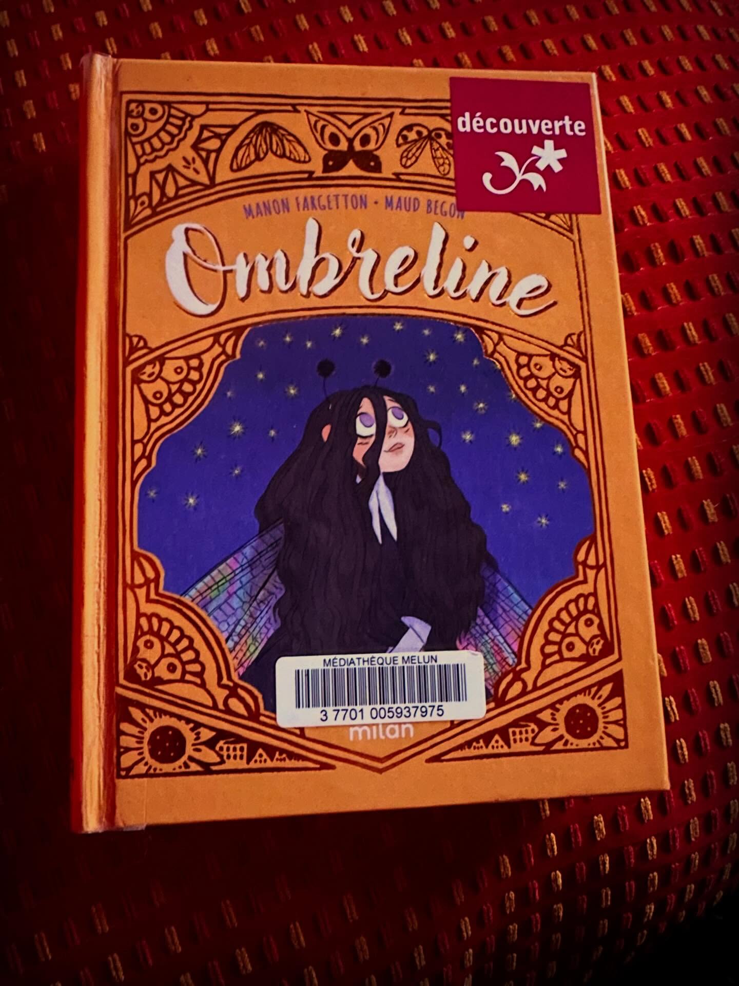 Porteuse d’étoiles et d’espoir
Ombreline est une adorable fée qui vit avec son araignée, aussi silencieuse qu’elle et sort la nuit veiller sur ceux qui en ont besoin.
Un soir de lecture elle rencontre Célestin qui ne trouve jamais le sommeil chez lui mais s’endort dans la classe du maître à moustaches.
Un joli roman court et superbement illustré pour poser des mots clairs et subtils sur l’horreur qu’est l’inceste au coeur de la famille proche de l’enfant.
Une découverte intéressante et le genre de roman nécessaire dans une médiathèque.
@manon_fargetton @maudbegon_bd @editionsmilan #roman #romanjeunesse #famille #inceste #litteraturejeunesse #illustratricefrançaise #illustratrice #coupdecoeurlivresque #fees #litteraturefantastique #romanjeunesseillustré @astrolabemelun
