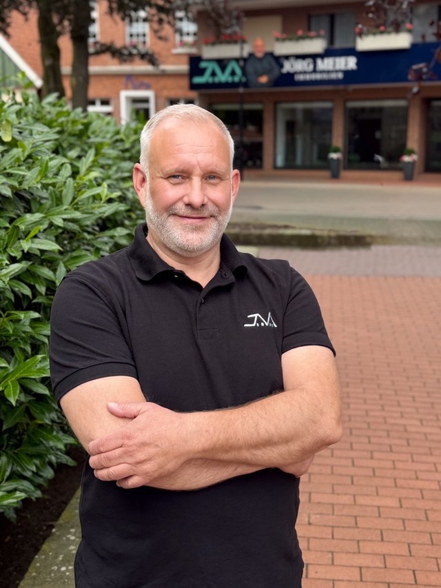 📍 Da, wo man mich kennt – mitten in Uelsen.
Hier am Markt berate ich Tag für Tag Menschen rund ums Thema Immobilien.
Ehrlich, bodenständig und immer mit einem offenen Ohr – und manchmal auch mit einem kleinen Augenzwinkern. 😉