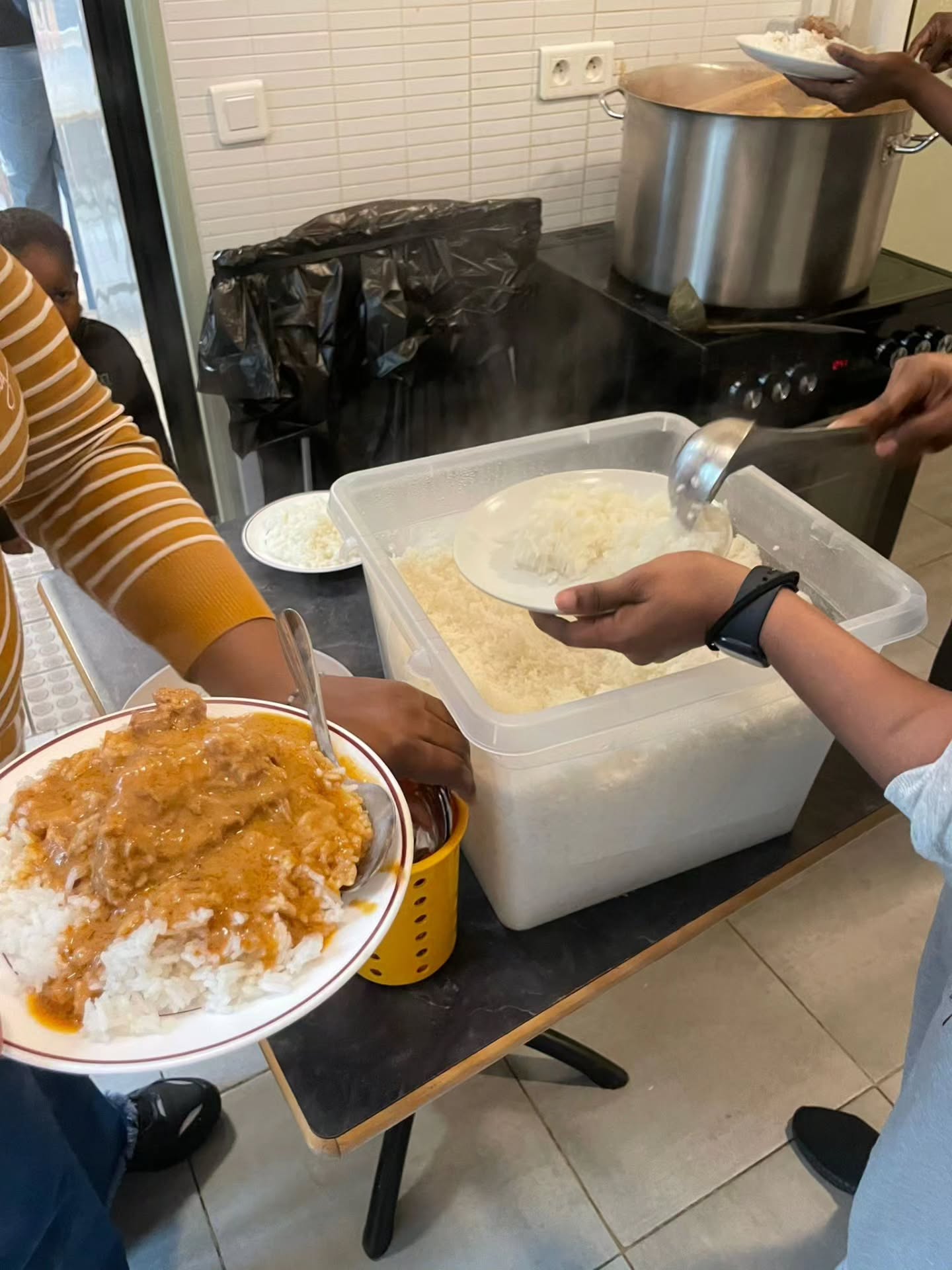 What an incredible day at the Community Kitchen! We had the amazing Madame Rokiatoure and Madame Djemandai serving up a taste of Mali with their delicious food. The volunteers helped tirelessly in the kitchen and played awesome games with the kids. We were thrilled to serve over 50 wonderful women and children!