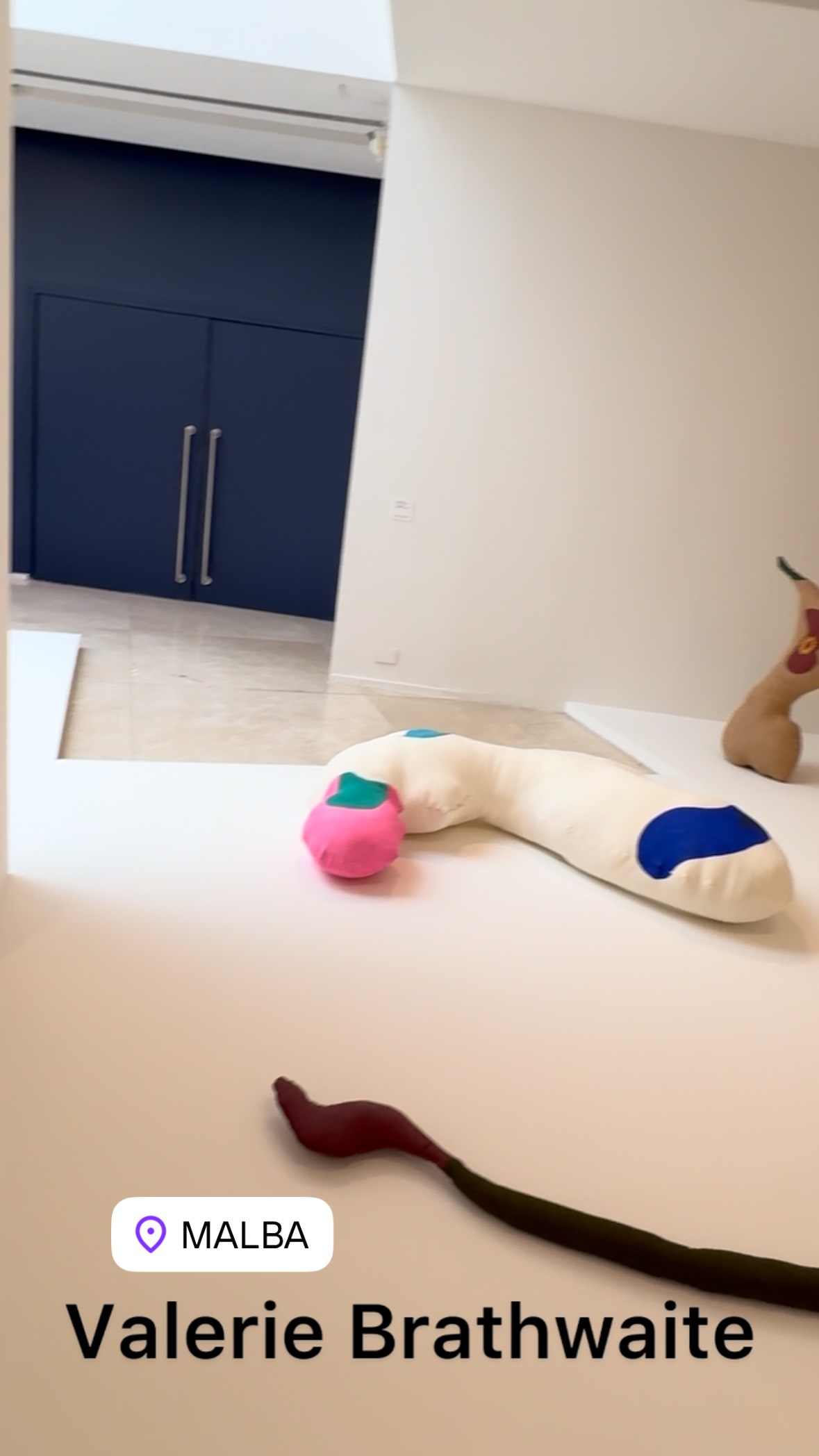 Un recorrido por la exposición que se acaba de inaugurar en el @museomalba con obra de @brathwaite.valerie titulada “Un propio andar fluyente. A lo largo de más de seis décadas, Valerie Brathwaite (Trinidad y Tobago, 1938) ha desarrollado una obra de reminiscencias orgánicas que, a través de dibujos, grabados y esculturas, revela la esencia de las formas de la naturaleza en un lenguaje descrito como “abstracto-no geométrico” o “abstracto-biológico”, según la curadora venezolana
Lourdes Blanco. Este recorrido busca dar cuenta de una práctica independiente que encontró en el motivo ondulante de la línea y del volumen, en la síntesis compositiva y la forma libre, herramientas para traer continuamente al frente no solo la imagen primigenia de lo vivo, sino también su carácter fluctuante y compartido. Una trayectoria, que, caracterizada por el crítico venezolano Roberto Guevara al describir las obras que Brathwaite presentó en 1975, conforma un desarrollo que se “libra a su propio andar fluyente”. #arteabstrac #arteabstracto #escultura #exposición #arteerotico #esculturablanda #formaorganica Un recorrido por la exposición que se acaba de inaugurar en el @museomalba con obra de @brathwaite.valerie titulada “Un propio andar fluyente. A lo largo de más de seis décadas, Valerie Brathwaite (Trinidad y Tobago, 1938) ha desarrollado una obra de reminiscencias orgánicas que, a través de dibujos, grabados y esculturas, revela la esencia de las formas de la naturaleza en un lenguaje descrito como “abstracto-no geométrico” o “abstracto-biológico”, según la curadora venezolana
Lourdes Blanco. Este recorrido busca dar cuenta de una práctica independiente que encontró en el motivo ondulante de la línea y del volumen, en la síntesis compositiva y la forma libre, herramientas para traer continuamente al frente no solo la imagen primigenia de lo vivo, sino también su carácter fluctuante y compartido. Una trayectoria, que, caracterizada por el crítico venezolano Roberto Guevara al describir las obras que Brathwaite presentó en 1975, conforma un desarrollo que se “libra a su propio andar fluyente”. #arteabstrac #arteabstracto #escultura #exposición #arteerotico #esculturablanda #formaorganica