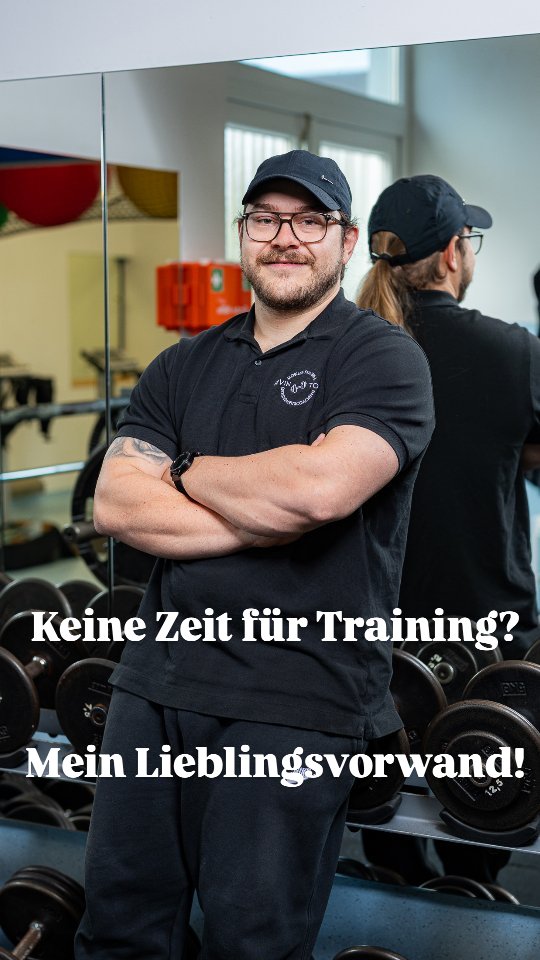 KEINE ZEIT? – mein liebster Vorwand.
Wir alle haben 168 Stunden pro Woche.
Schlaf. Job. Familie. Alles wichtig.
Aber zu sagen, darin seien keine Stunde für dich drin, ist bequem – und langfristig teuer.
Priorität statt Perfektion.
Zeit findet man nicht – man nimmt sie sich.
Beispiel aus meinem Alltag: Ein Geschäftsführer mit 10-Stunden-Tagen.
Und trotzdem trainiert er 2× pro Woche.
Warum? Weil er die Einheit wie ein Meeting blockt.
📅 Termin mit sich selbst. ✂️ Zeit freischneiden. Punkt.
Was es bringt?
Weniger Rückenstress. Mehr Energie. Klarerer Kopf.
Die anderen 167 Stunden profitieren mit.
Merksatz: Wer will, findet Wege. Wer nicht, findet Gründe.
#1von168 #Gesundheit #Krafttraining #Prioritäten #Zeitmanagement #Prien #Chiemgau