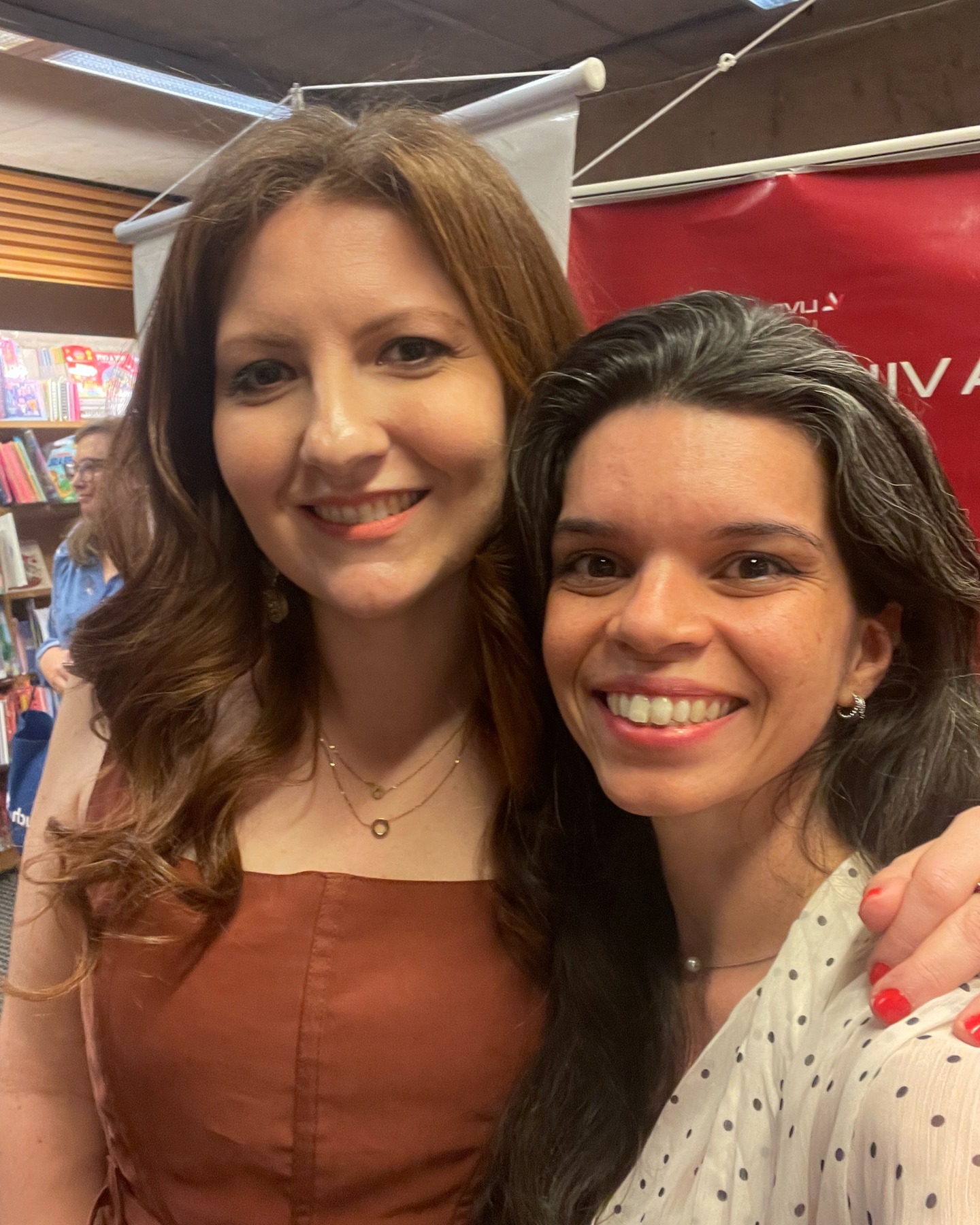 Em 2020, meu primeiro encontro com o pensamento de @vanessachreim.psicanalista me atravessou: assisti à reapresentação de sua monografia sobre a Recusa. Desde então, sempre que posso escutá-la, o faço.
Mais tarde, participei do curso baseado em seu primeiro livro, Dimensões da Recusa. Um marco na minha prática.
Não apenas pela densidade teórica, mas pela experiência da sensibilidade como gesto ético.
Ontem, Vanessa lançou Novas dimensões da recusa. Obra que organiza com rigor e generosidade, reunindo psicanalistas em torno de um tema que vem desdobrando com profundidade.
Entre as muitas vozes reunidas, reencontrei o pensamento sensível de Aline Turnowski (@alinetur) e de Ilana Berenstein — um grupo potente de psicanalistas que seguem ampliando essa conversa.
Num mundo cindido, sua posição se afirma no pensamento e no gesto clínico.
Se a recusa congela a experiência, Vanessa propõe a agregação —
recusando-se a recusar.