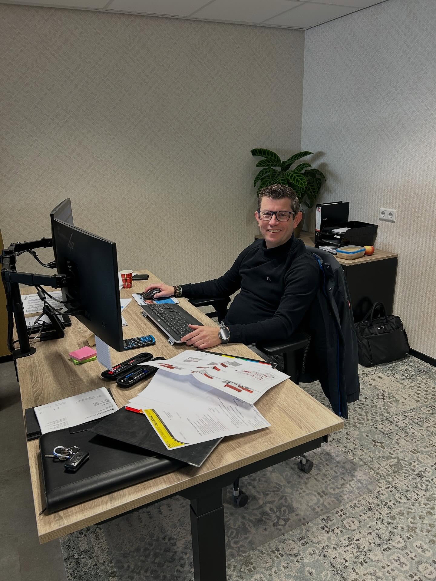 Nieuwe collega!
Edwin is deze week bij ons begonnen. Onze lopende en komende projecten worden door Edwin voorbereid zodat deze soepel verlopen✅
#nieuwecollega #aannemersbedrijfriezebos #dalfsen #debouwmaakthet #werkvoorbereiding