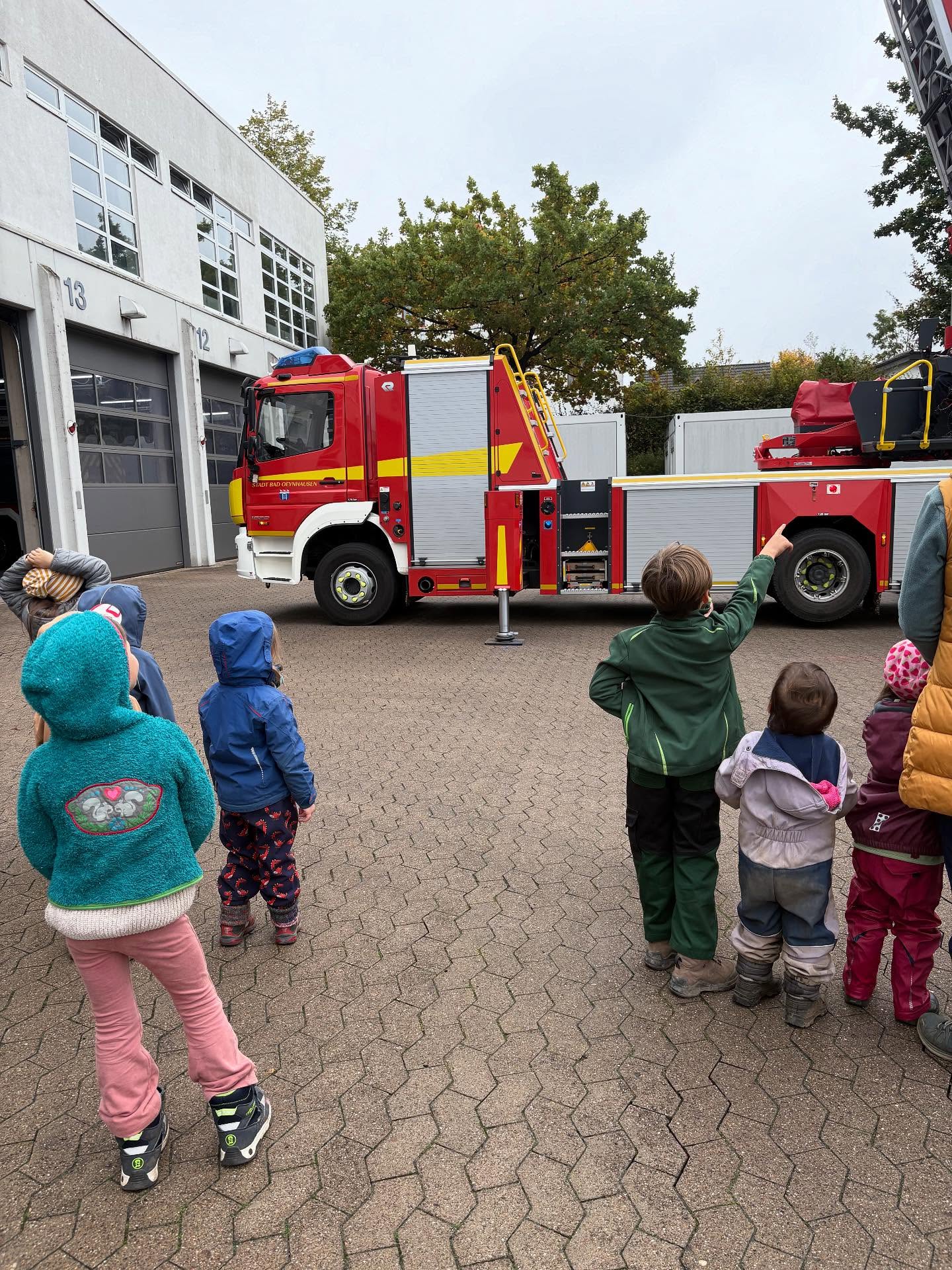 Unser Tag bei der Feuerwehr im Oktober war nicht nur lehrreich sondern auch aufregend! Wir durften uns die großen Fahrzeuge anschauen und die Kinder haben die Feuerwehrmänner an den Stangen rutschen sehen. Auch das örtliche Haustier der Feuerwehr Ketti die Californische Kettennatter durften die Kinder die wollten auch mal Streicheln. Anschließend besuchten wir die Oeynhausener Schweiz mit den Kindern und schauten uns dort das Dammwild an und spielten auf dem Bbenachbarten Spielplatz :)