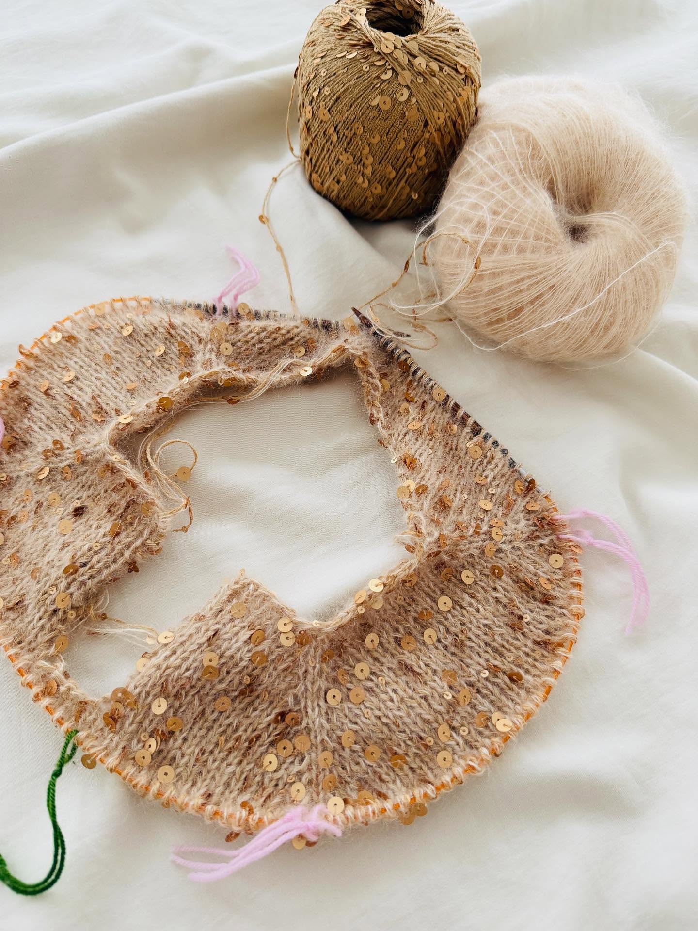 Today is the official start of the #camilledressknitalong 🥳 I am joining the Knitalong by working up a golden glitter dress for my daughter for Christmas - as she always wanted to have a golden dress with sequins ☀️ She would have loved to have the open back part of the adult version as well, but in my opinion, she is still way too young to wear such a design, so I opted for the #casparblousejunior 🥰 The pattern is already available, I met the gauge with the different yarn and the plan is to just work the peplum long enough so that the blouse is turned into a dress for Christmas 🎄
.
So these are my plans! I am so excited to see everyone’s color choices for the #camilledress and I cannot wait to see everyone’s version growing - just in time for the holidays ✨
.
Happy Sunday to you 💗
.
.
.
Pattern by me - #casparblouse - and available in German, English and French on my website and ravelry 🙌
.
Wool: Cosmo in Wüstengelb and Silkhair in Puderbeige by @lanagrossa
.
Advertising
.
#knitting #knittinglove #knittinginstagram #knittinginspiration #knittingismyyoga #knitknitknit #knitstagram #knitspiration #knitter #knittersgonnaknit #nevernotknitting #imakemyownclothes #knittingforkids #iloveknitting #handmadefashion #slowfashionmovement #diy #stricken #strickenmachtglücklich #strickenfürkinder #strikk #strikking #strikkedilla #strikkeinspo #tricoter #tricotaddict