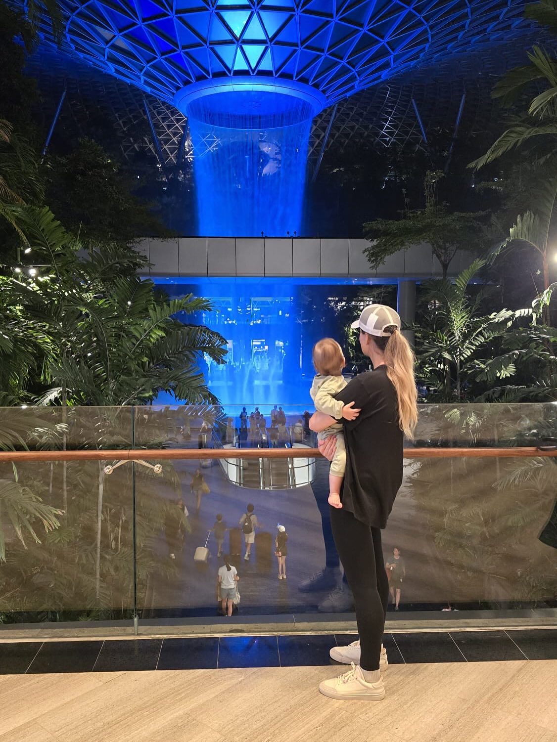 Im Oktober 2025 hat es uns für einen kurzen Aufenthalt 🇨🇭 zurück in die Schweiz verschlagen.
Es tat unglaublich gut, Familie und Freunde wiederzusehen, vertraute Orte zu besuchen und einfach mal durchzuatmen 🌿.
Eine kleine Pause zum Auftanken, bevor es zurück in unser Leben in Singapur 🇸🇬 geht.
#switzerland #family #friends #homesweethome #singapore #life #love