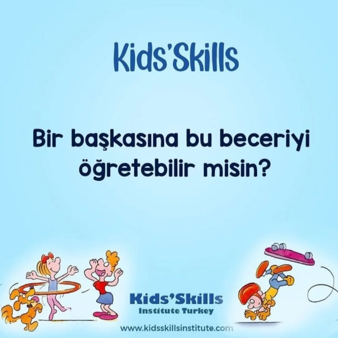 Bir başkasına bu beceriyi öğretebilir misin? 🌟
Kids’Skills yaklaşımının en etkili ve en keyifli aşamalarından biri, çocuğun öğrendiği beceriyi bir başkasına öğretmeyi hayal etmesidir.
Bu adım çocuğun hem becerisini pekiştirir hem de kendine güvenini güçlendirir.
Peki neden bu kadar güçlü bir adım?
✅ Çünkü bir beceriyi başkasına öğretebilen çocuk, o beceriyi gerçekten öğrenmiş ve içselleştirmiş demektir.
✅ Öğreten kişi konumuna geçmek, çocuğun kendini başarılı, yeterli ve değerli hissetmesini sağlar.
✅ “Artık ben bu işi biliyorum” duygusu, özgüveni katlayarak artırır.
✅ Çocuk becerinin hayatında ne kadar işe yaradığını fark eder ve motivasyonu güçlenir.
Çocuk bu soruya şöyle yanıtlar verebilir:
💙 “Kardeşime sakin nefes almayı öğretebilirim.”
💙 “Arkadaşıma kibar konuşma becerimi gösterebilirim.”
💙 “Annemle birlikte hazırlık yapmayı öğrenmesini sağlayabilirim.”
💙 “Öğretmenime bile gösterebilirim!”
Bu adım, çocukta usta–çırak hissi yaratır; beceriyi sadece uygulayan değil, aktaran bir kişi olmasını sağlar.
İşte Kids’Skills’in en güzel yanlarından biri budur:
Çocuk sadece öğrenen değil, gelişimini paylaşan bir model haline gelir. 💫