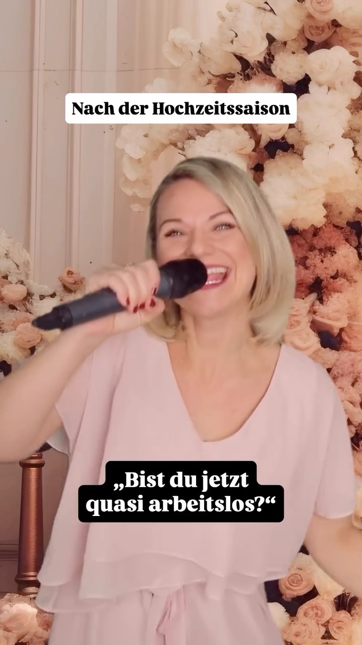 „Und, bist du jetzt quasi arbeitslos, wo keine Hochzeiten mehr sind?“- diese Frage wird mir nach der Hochzeitssaison oft gestellt.
Die kurze Antwort: Nein.
Die lange: Wer mich kennt, weiß: Musik ist bei mir ein Ganzjahresjob. 🎤✨Jetzt beginnt die schillernde Jahreszeit voller Weihnachtskonzerte- ich darf aber auch wieder als „Inge Scholl“ bei „Sophie Scholl- Die Weiße Rose“ & zum bereits 5. Mal bei der Musical- Dinner- Show „CulinarICAL“ im @dasvindobona mitwirken- einer Show, die jedes Jahr aufs Neue ein Highlight für mich ist 💛
Also nein, arbeitslos bin ich nicht- ich wechsle nur von „Ja, ich will“ zu „Oh du fröhliche“ 😉🎶
Sophie Scholl- Die Weiße Rose
@teatro.at @dasvindobona
4.|8.|9.|10. November 25
The Sound Of Christmas
@theater82erhaus uvm.
27.|29.|30. November 25
3.|5.|7.|11.|12.|13.|14.|15.|17.|18. Dezember 25
CulinarICAL 9.0
@dasvindobona
13.|15.|16.|22.|23.|30.|31. Jänner 26
1. Februar 26
Freu‘ mich auf euch 🌟
#sängerin #termine #terminkalender #weihnachtskonzert #culinarical #musical #nichtarbeitslos #busybee