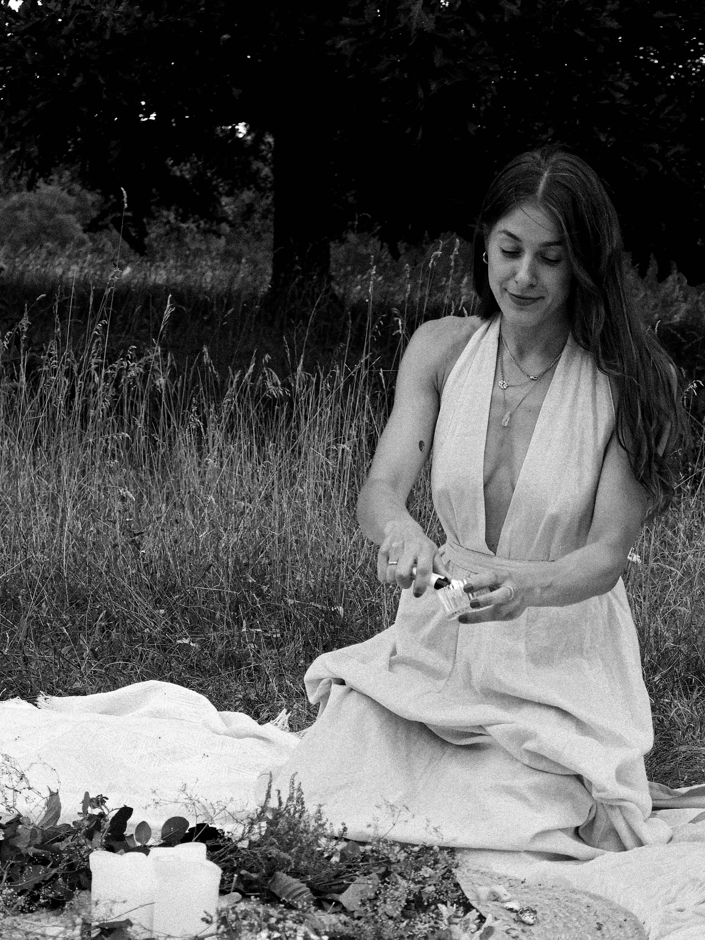 Dieses Jahr beende ich nicht im Stress.
Ich beende es bewusst.
Die Rauhnächte sind eine besondere Zeit zwischen den Jahren – ein Übergang, an dem das Alte ausklingt und das Neue entsteht. In diesen Nächten liegt eine Einladung: innehalten, reflektieren, loslassen, neu ausrichten.
Wenn du dieses Jahr nicht einfach „vorüberziehen lassen“ willst, sondern spüren möchtest, wohin du wirklich willst, dann begleite ich dich durch diese 12 Nächte.
✨ Was dich erwartet:
• tägliche Impulse, Rituale & Journaling
• Meditationen, Traumreisen & Breathwork Audios
• ein klarer Start mit einem Live Kick-Off (120 min)
• Workbook / PDF mit Reflexionsfragen, Ritualen & Raum für deine Intention
Optional mit Ritualbox – liebevoll kuratiert, individuell zusammengestellt.
Diese Rauhnächte schenken dir:
• Klarheit über das, was du loslassen willst
• Fokus auf das, was du mit ins neue Jahr nehmen möchtest
• eine tiefe Verbindung zu dir und deinem inneren Wissen
Du darfst das Jahr achtsam abschließen.
Du darfst das Neue bewusst empfangen.
Sichere dir deinen Platz & starte klar in dein 2026.
Link in Bio.
Photo by @joselyn.morales.acuna
#rauhnächte2025 #