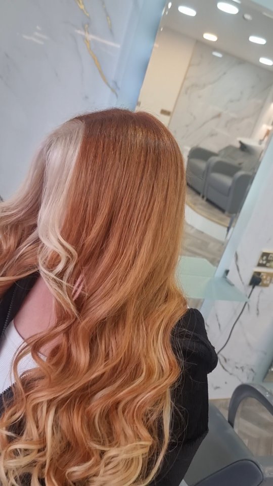 Fun colour change from yesterday! 🧡
Block bleach face frame- full head copper- We added back in my client's blonde nanos too😍😍
📍@the.secret.salon.manchester
.
.
.
#manchesterextensions #ecclessalon #copperhair #blockbleachfaceframe #boldfaceframe #copperwithblonde #eccleshairstylist #bespokecolouring