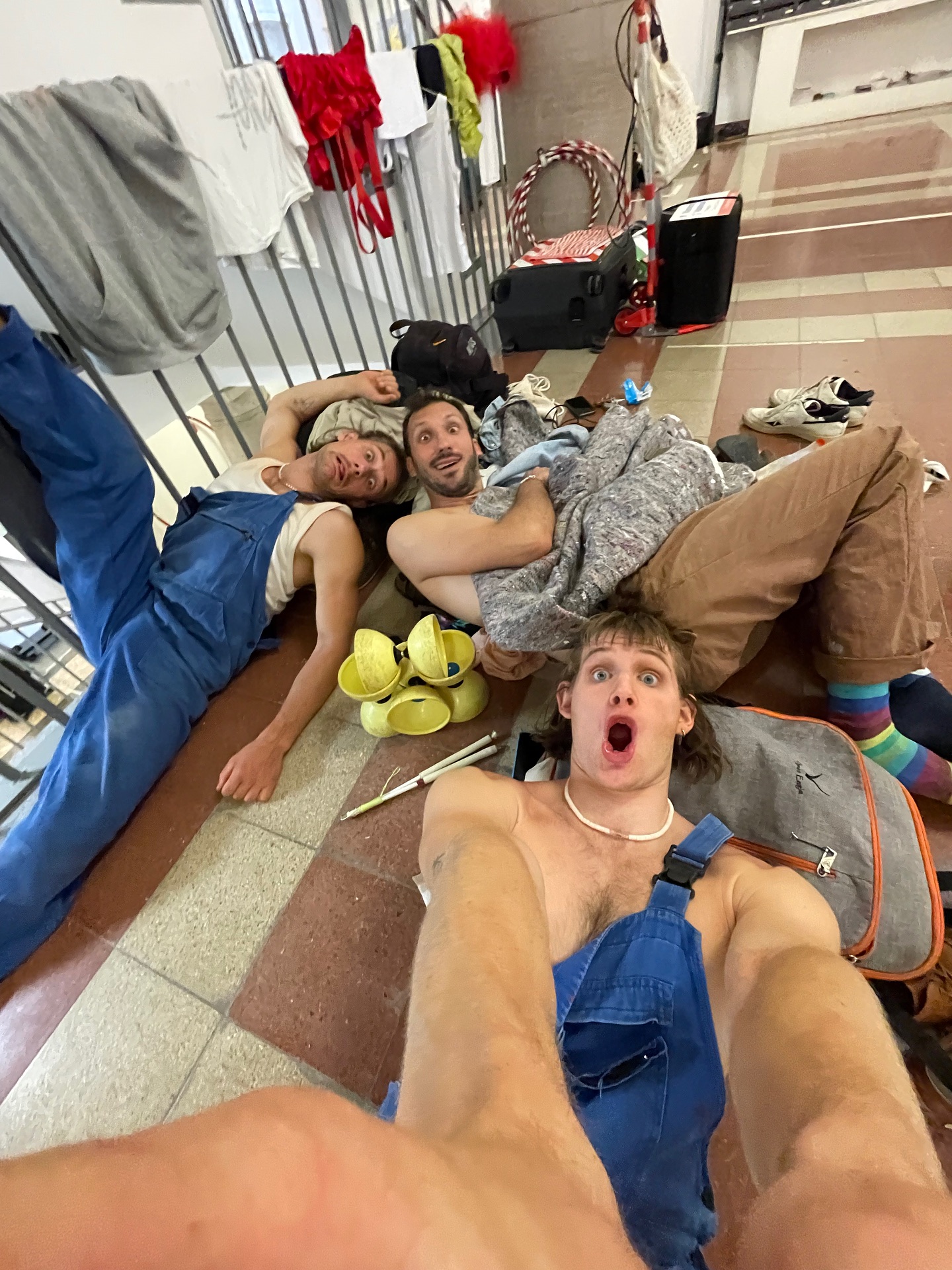 Unsere erste Showsaison findet ein Ende und es war uns ein inneres Blumen pflücken 🌼
Von unserer eigenen Baustelle im Burgenland bis hin nach Augsburg auf die Straße haben wir super schöne Erinnerungen mit euch gesammelt. Deshalb schicken wir tausend Herzen an euch zurück und freuen uns auf das nächste Jahr ✨❤️
Ein besonderes Danke an dieser Stelle an alle die uns beim Showprozess und hinter den Kulissen unterstützt haben und speziell an @jonas.b.mai für das spontane einspringen 🫶🏼
Liebe Grüße von der Compagnie Trisoleil ✨