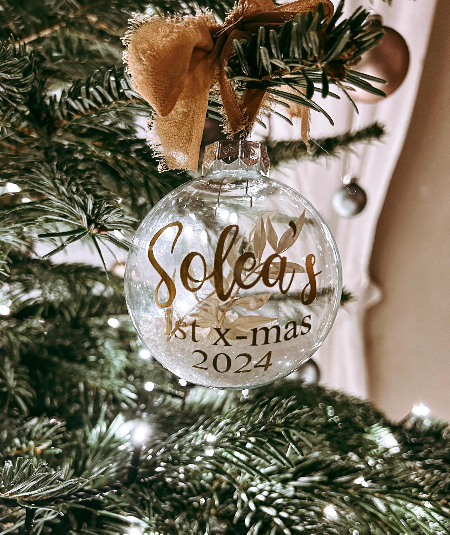 So sehen unsere Weihnachtskugeln geschmückt am Baum aus. 🎄
Jetzt im Online Shop unter der Kategorie Weihnachten stöbern 🛒 oder individuellen Wunsch per DM senden. 💌
WEIHNACHTSDEKO
WEIHNACHTEN
EINZIGARTIGE DEKORATION
BAUMKUGELN
#weihnachtsdekoration #weihnachten #baumkugeln #christbaumkugeln #cozytime #geschenke #personalisiert #individuell #einzigartig #uniquematters