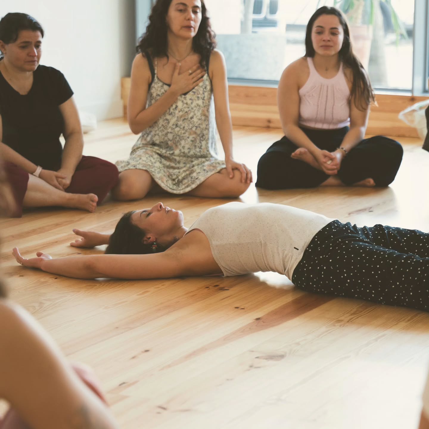 No silêncio do corpo, nasce o verdadeiro movimento.
Tal como a diva Inês nesta foto...
Hoje recolhemo-nos.
Paramos.
Deixamos que o silêncio nos atravesse,
porque é nele que o corpo escuta, sente e desperta.
Há tanto que só nasce quando o ruído se cala.
E é desse silêncio que brota o essencial.
Amanhã… temos muito para partilhar,
com o coração cheio e a alma vibrante.
Até Amanhã,
Com Amor, ❤️
Lisa Bompastor