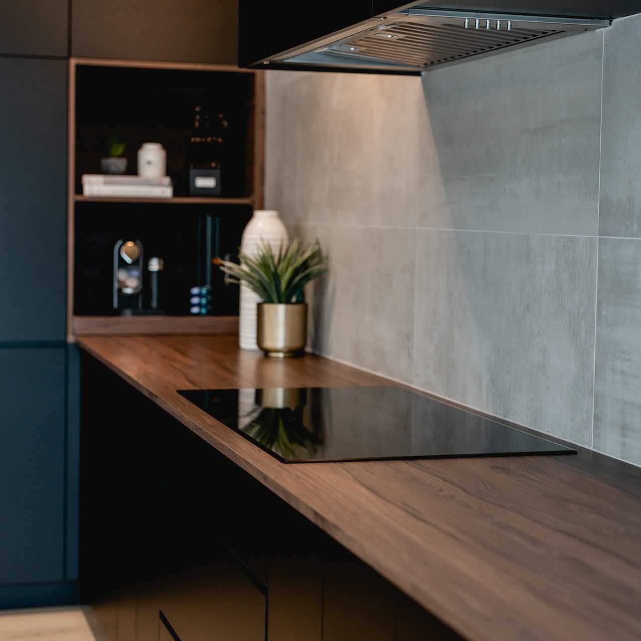 Une cuisine sobre au cœur d’une maison au style industriel, où le noir et le bois s’unissent pour un équilibre à la fois chaleureux et raffiné. 🖤🪵
Notre coup de cœur : la porte qui se camoufle parfaitement. Selon vous, qu’est-ce qui se cache derrière ? (Mauvaise réponse seulement!) 😉
Ah, et pour découvrir à qui tout cela appartient, il suffit de regarder la dernière photo... 👀
@bodoumphotographie
@stonetileint
@jc_perreault