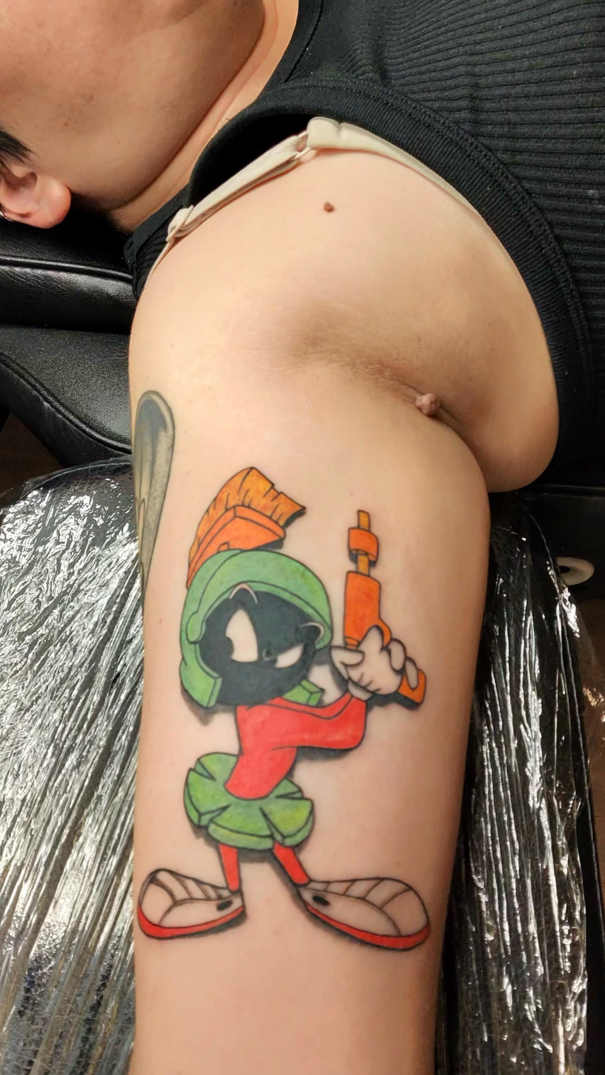 This was a fun one! I love tattooing cartoons 👽
#sanantoniotattooartist #femaletattooartist #sanantoniotattoos #colortattoo