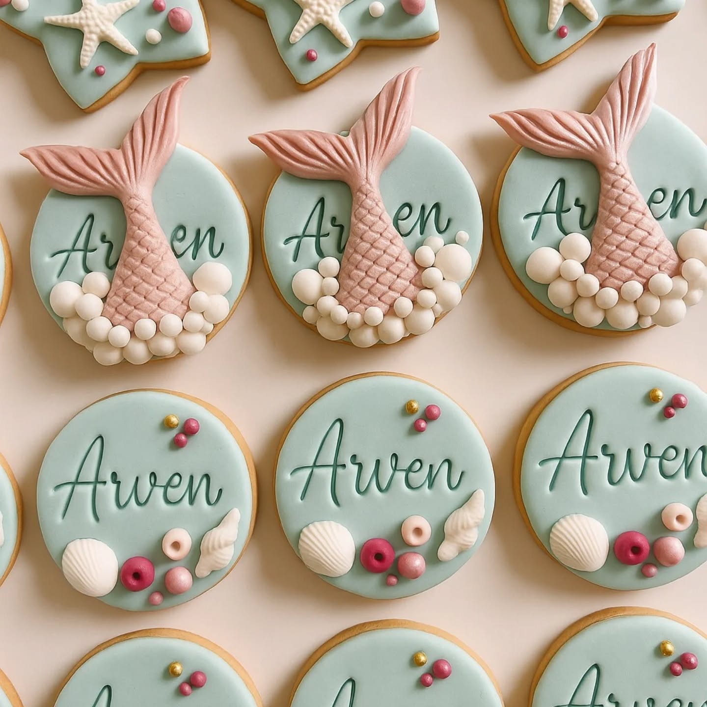 ✨ **Bonafide Delights** ✨
Minik bir prenses için hazırladığımız **deniz kızı temalı doğum günü kurabiyeleri**yle masalsı bir kutlama 💖🐚
El yapımı, tamamen **kişiye özel tasarım** ve **premium lezzet** birleşti — her biri tıpkı küçük
Arven’in hayali gibi benzersiz 🌊✨
🎀 Özel günleriniz için sipariş ve tasarım detayları: @bonafidedelights.com.tr
.
.
.
.
#bonafidedelights #kişiyeözelkurabiye #denizkızıtemalıdoğumgünü ı #butikçikolata #elemeğim #premiumtasarım #doğumgünükurabiyesi
#butiktasarım #kadıngirişimciler