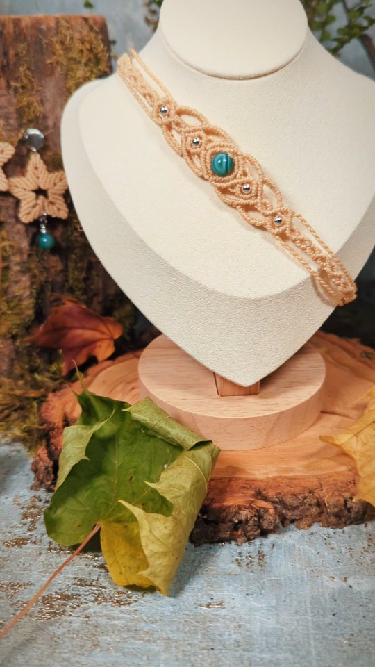 ✨💚"Anandi" 💚✨
Makramee & grüner Achat
(Glückseligkeit/Freude)
🌱„Die größte Freude liegt oft in den feinsten Knoten, die uns mit der Natur verbinden.“
💫💚"Anandi" meine neue Kollektion, gefertigt, um Glück zu schenken. Handgeknüpftes Makramee trifft auf die beruhigende Energie des grünen Achats.
Bald im Shop verfügbar 👉🏼Link in Bio👈🏼
💝Herzliche Grüße
Katharina
@aranyasart
#Anandi #AranyasArt #MakrameeSchmuck #GrünerAchat #Glückseligkeit #Handgeknüpft #BohoVibes #Seelenschmuck #ChokerStyle #laakirchen #oberösterreich🇦🇹 #linhasitacord #besonderegeschenkefürbesonderemenschen