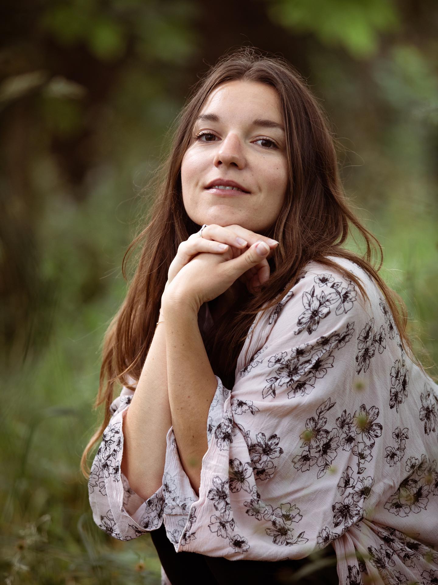 Je ne voulais pas être prof de yoga.
Quand je me suis inscrite à ma première formation de professeur de yoga, je n’avais pas l’intention d’enseigner un jour. Je ne m’imaginais pas du tout le faire.
J’ai grandi avec un manque de confiance qui se reflétait dans ma façon de me présenter au monde et dans la vision que j’avais de moi. Parler devant un groupe de personnes et avoir des dizaines d’yeux rivés sur moi me terrorisait.
Ces peurs et croyances m’ont convaincue que leader, guider et me lancer dans ce type de carrière était totalement hors de mon champ de compétences.
Et puis, j’ai réalisé pendant cette formation et les années qui ont suivi que le yoga (et tout ce qu’il implique), pouvait m’ouvrir la porte à d’autres possibilités.
Les histoires qui nous empêchent de vivre un quotidien épanouissant sont souvent celles qui nous permettent d’accéder à ce que nous avons de plus beau à offrir au monde 💫
J’ai retrouvé mon pouvoir et (ré)appris à pleinement habiter mon corps et à écouter ce qui se dit dans le silence 💎
Cette expérience a bousculé la vision que j’avais de moi et de la manière de vivre cette vie.
Elle m’a montré ma voix et une autre voie.
Elle m’a montré qu’en étant bien dans son corps et dans sa tête, tous les rêves sont imaginables 🌈
Nous avons tous ce petit quelque chose d’unique à partager avec le monde.
Aujourd’hui, je crois que je suis exactement où je dois être.
Je suis professeur de yoga et je t’accompagne à trouver un corps fort et tendre et un mental clair et apaisé. Parce que de là, s’écrivent les plus belles histoires… 🤎
Et tout ça, c’est finalement une évidence.
📷 @claribari_ 🫶🏽