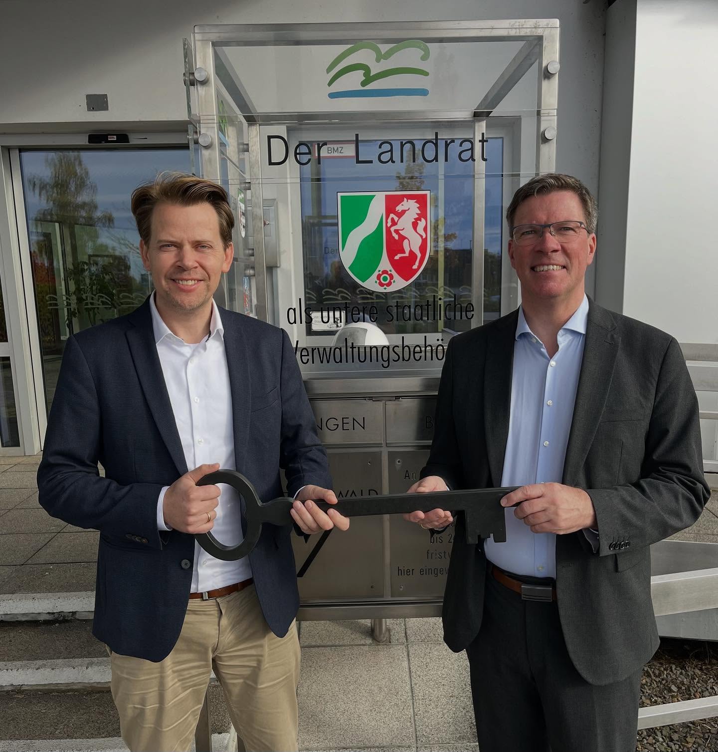 Am 1. November beginnt die neue Wahlperiode! Heute hat mir Landrat @stephansantelmann symbolisch den Schlüssel für das Kreishaus übergeben!
Danke für die Amtsübergabe und alles Gute für den neuen Lebensabschnitt, lieber Stephan!
Ab Montag geht’s dann für mich los. Ich freue mich drauf! 🚀💪🙏
#rheinischbergischerkreis #schlüsselübergabe #heimat