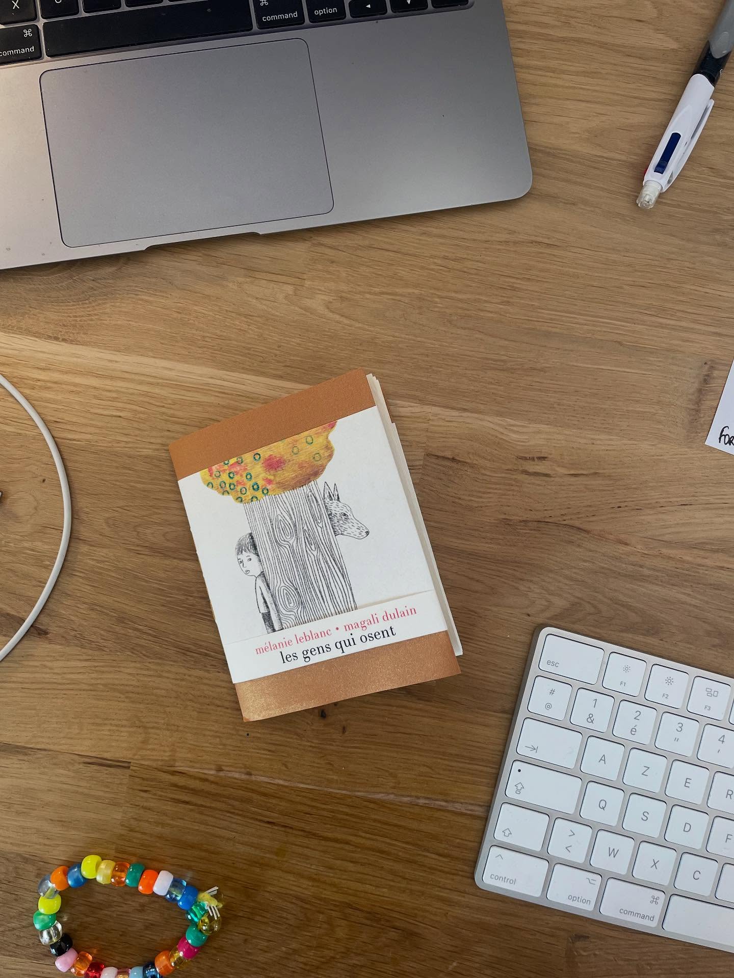 Reprise ➿
Me voilà de retour, prête à mener de nouvelles réflexions stratégiques et à penser de nouvelles idées créatives pour les marques.
4 ans d’existence et 2 enfants plus tard, j’ai pris le temps en cette rentrée automnale de réfléchir à mon offre et mes envies.
Car Sources n’est plus ce qu’elle était au début, à mi-chemin entre la stratégie de marque et la conception rédaction, Sources a grandi, en même temps que les projets qui lui ont été confié. Et mes compétences avec.
Sources est aujourd’hui une méthode qui inspire et nourrit les marques pour guider leurs décisions et transformations stratégiques. Une méthode qui place les sciences humaines au coeur du processus de réflexion et d’ideation pour mettre de l’humain là où les marques en ont besoin.
En proposant désormais des études qualitatives et de la prospective stratégique en complément de mes conseils en stratégie de marque et marketing et de mes compétences en direction de création et conception rédaction, je crois que j’ose enfin affirmer ce que j’ai toujours eu envie de faire : une sorte de recherche appliquée pour les marques.
Un point de départ essentiel à la création d’idées pérennes, loin des idées reçues.
Pour l’occasion un site tout beau, tout neuf (lien dans la bio).
Parcourez le pour les détails ou attendez les prochains posts.
Hâte de la suite pour cette 5eme année qui s’ouvre 🌱
Charlotte