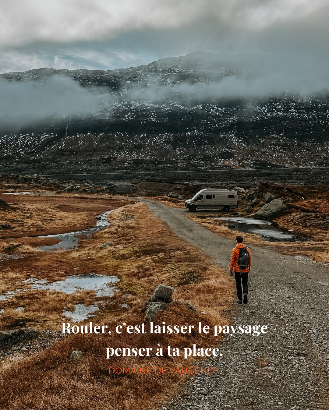 Partir, c’est écouter autrement.
Ici, la route nous vide, la brume nous lave, le silence nous parle.
Chaque jour, on s’arrête pour cuisiner face au monde et on comprend que la beauté, c’est juste ça : être là, ensemble, vivants.
La Norvège, c’est notre pause.
Notre façon de recharger le lieu, pour le faire vibrer encore mieux à notre retour.
.
.
.
.
.
#norvègevanlife #voyageintérieur #slowtravel #domainevaugency #vanlifefrance #roadtripscandinave #norwaywithlove #naturevivante #écouterlemonde #vivrealentour #slowlife #cheminsfroids #cuisinerdehors #vanlifemoments #wildcookvaugency #rechargerlelieu