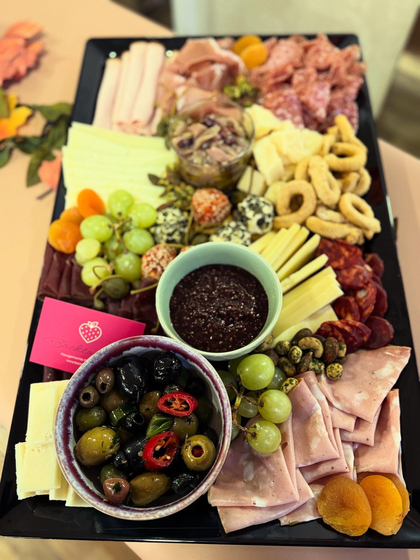 Apéroplatte Käse, Fleisch, Antipasti inkl. Zopf, ein genüsslicher Gaumenschmaus für jeden Anlass #backtastisch #apero #aperotime🍸 #aperoplatte #antipasti #gaumenschmaus