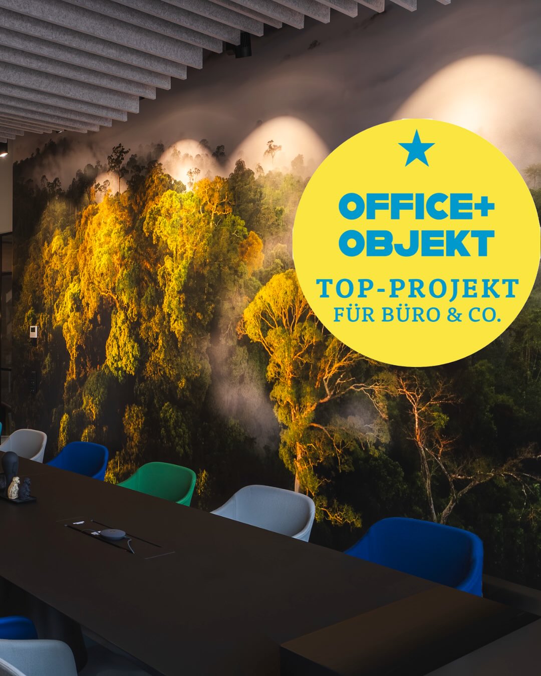 B+P im Sammelband OFFICE+OBJEKT vertreten.
Man sagt, gute Gestaltung spricht für sich – und manchmal wird sie sogar ausgezeichnet.
Wir freuen uns, dass unser Projekt für Syntax Systems im Sammelband „OFFICE+OBJEKT – Lieblingsprojekte von Architekten, Planern, Herstellern“ veröffentlicht wurde.
Das Buch versammelt 44 beispielgebende Büroprojekte aus ganz Deutschland – und zeigt, wie Arbeitswelten heute gedacht, gestaltet und gelebt werden.
Zwischen großen Marken, mutigen Ideen und viel Leidenschaft für das Büro von morgen sind wir stolz, Teil dieser Auswahl zu sein.
Nach den Auszeichnungen als „Unternehmer der Zukunft“ und „Familienfreundliches Unternehmen“ ist das eine weitere schöne Bestätigung für unser Team, unsere Partner und alle, mit denen wir Ideen zum Leben bringen.
Denn am Ende geht es uns nicht um Trophäen – sondern um Räume, die wirken. 🤍
#RaumMitHaltung #GestaltungMitWirkung #BP #BrustUndPartner #OfficeUndObjekt #WorkspaceDesign #InteriorArchitecture #Auszeichnung #Architektur #Design #Arbeitswelten #BüroVonMorgen