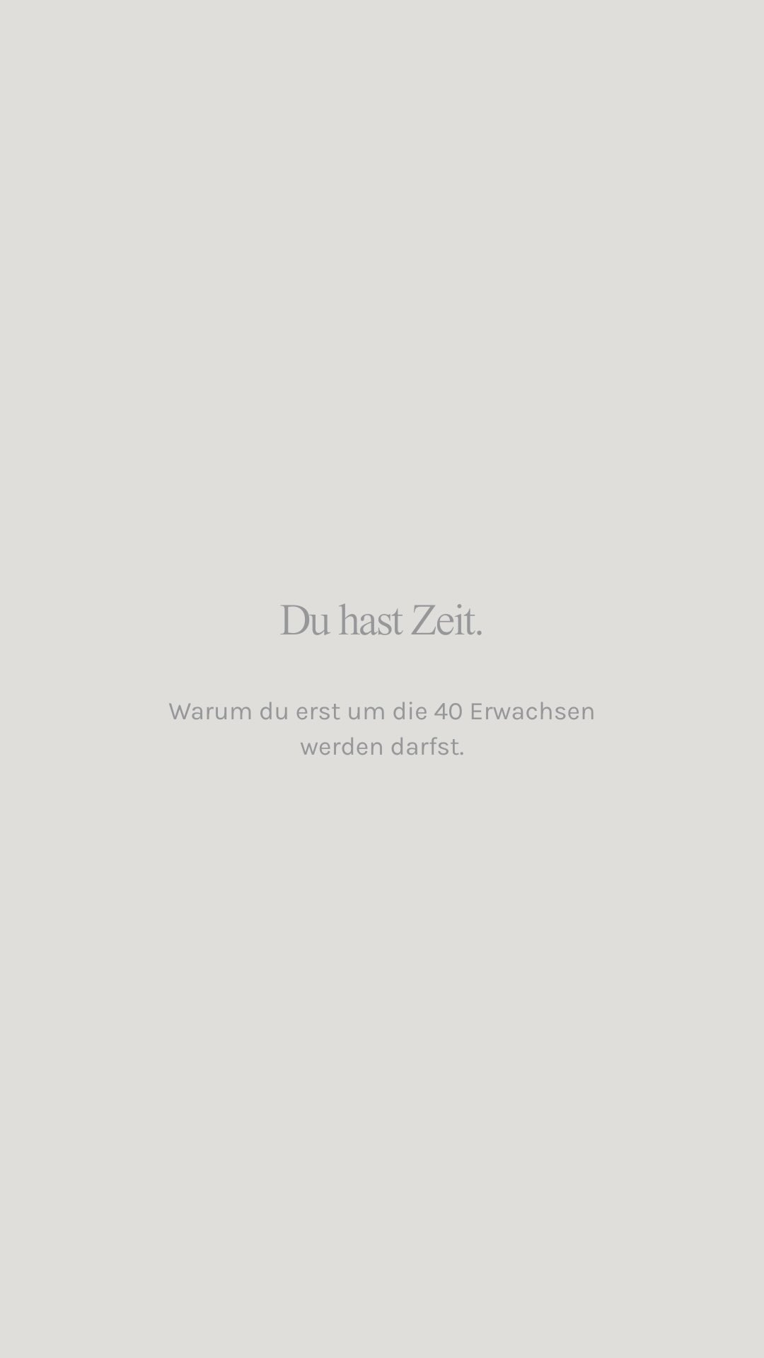 Wir leben in einer Hustle-getriebenen Welt.
In der du mit 18 deinen Traumberuf gefunden haben, spätestens mit 30 verheiratet und mindestens ein Kind und ein Eigenheim haben solltest.
Dabei hast du jetzt so viel Zeit wie noch nie.
Mehr als je eine Generation vor dir.
Warum? Weil die Evolution unsere Entwicklung nach hinten verschiebt.
1781 fand eine Mutation im menschlichen Genom statt, zeitgleich wurde Uranus entdeckt.
Wir haben uns damit vom 7-chakrigen, saturnischen Wesen zum 9-zentrigen, uranischen Menschen entwickelt.
Der saturnische Zyklus dauert 30 Jahre, der uranische ganze 84 Jahre.
Das heißt: Die Lebenserwartung ist länger.
Und damit ist unsere Lebensmitte auch nicht mehr um die 15, sondern erst zwischen 38 und 44.
Früher war der Mensch schon um die 15 erwachsen. In dem Alter war man schon am arbeiten, war verheiratet und bekam Kinder - wir kennen das noch von unseren Großeltern oder Urgroßeltern.
Aber unsere Entwicklung zieht sich jetzt mehr und mehr nach hinten.
Wir haben jetzt endlich ZEIT, erwachsen zu werden.
Wir müssen nicht mehr mit 15 wissen, was wir beruflich machen möchten, sondern dürfen das erst um die 40 entdecken.
Genau das ist die Frequenz der neuen Zeit - alles ist und darf langsamer geschehen! Wir dürfen entschleunigen! Wir haben Zeit!
Also: Mach dir keinen Druck, wenn du noch nicht da bist, wo du „sein solltest“.
Die Zeit ist auf deiner Seite.
________________
HUMAN DESIGN
HEILSTEINE
SELBSTAKZEPTANZ
SELBSTLIEBE
BEWUSSTSEIN
#humandesigndeutschland #persönlichkeitsentwicklung #selbstvertrauen #selbstliebe #sichselbstfinden