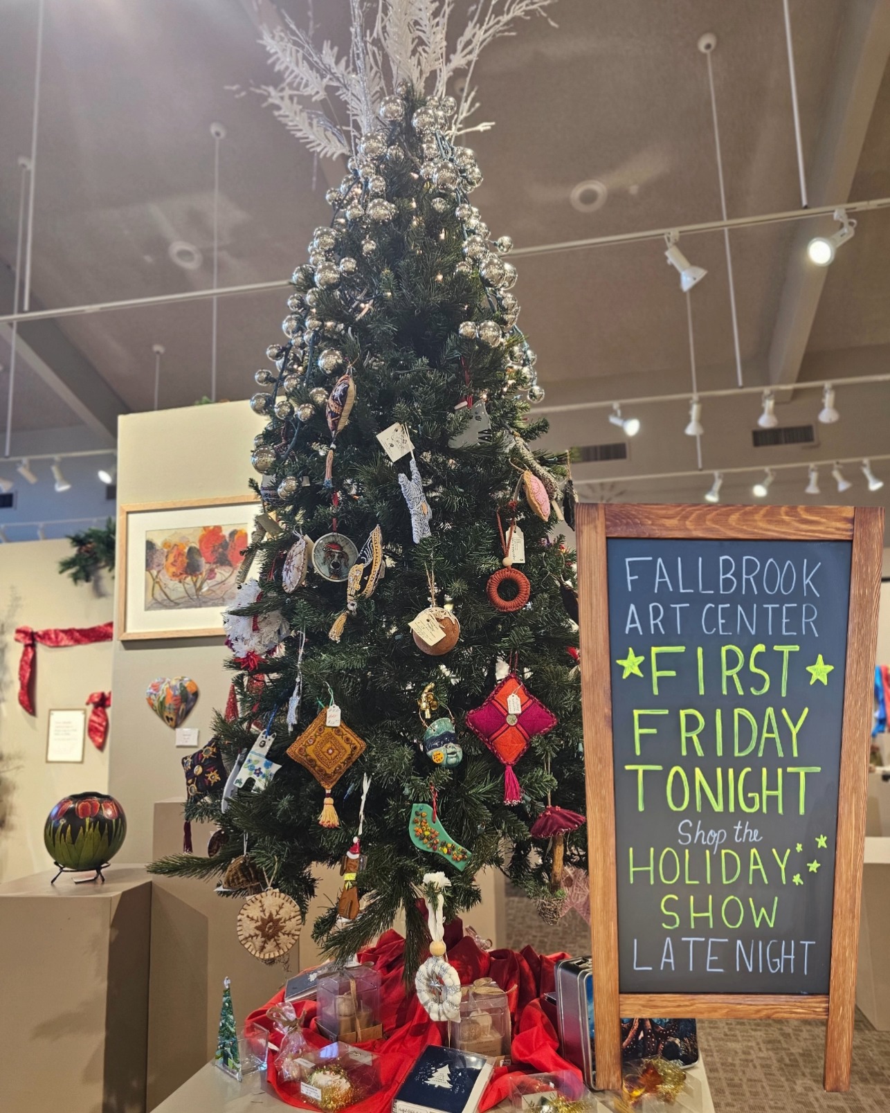 It’s Fallbrook First Friday — and we’re open late!
Stop by the Fallbrook Art Center tonight until 8 PM for the International Holiday Show, featuring amazing gifts created by local and regional artists. From glass and ceramics to jewelry and fine art, you’ll find something for everyone on your list.
Don’t miss our DIY photo station — perfect for festive selfies or family snapshots! 🎁
Come shop, explore, and celebrate art in our community tonight. All ages welcome!
#FallbrookArtCenter #FallbrookSchooloftheArts #DiscoverInspireCreate #FallbrookFirstFridays #ShopLocal #SupportTheArts #HolidayShopping #FallbrookEvents #fallbrookchamberofcommerce