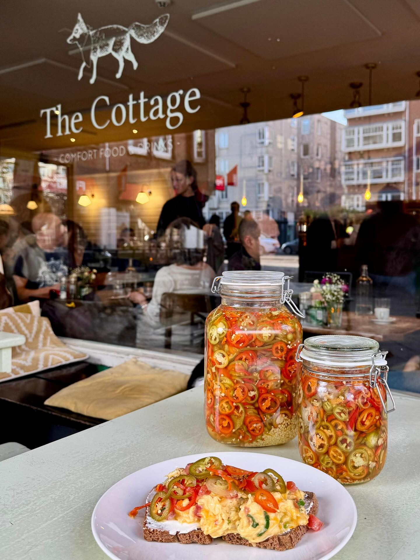Scrambled eggs with cheddar, spring onion and tomato, sour cream and pickled jalapeño FROM OUR OWN GARDEN! I repeat FROM OUR OWN GARDEN! So cool, right? 🌶️🌶️🌶️