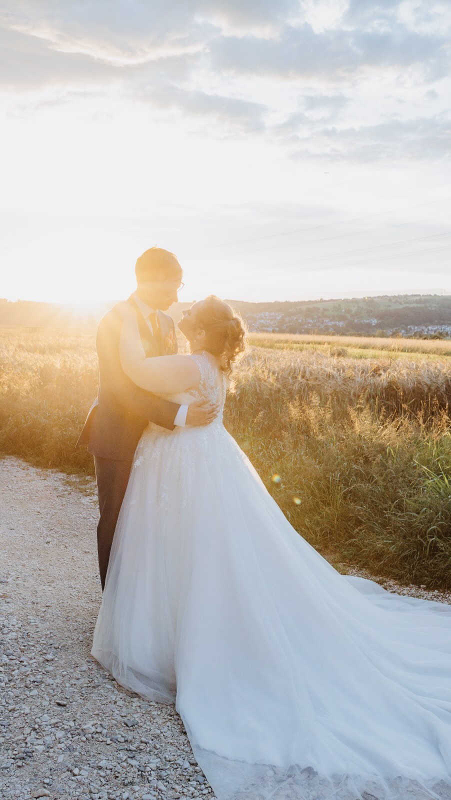 Oft ist es gar kein besonderer Ort.
Eine Wiese. Ein Hof. Wie hier ein einfacher Feldweg. Ein bisschen Abendlicht.
Und doch wird daraus etwas, das bleibt.
Nicht, weil die Kamera es kann –
sondern weil ich sehe, was ihr fühlt.
🤍